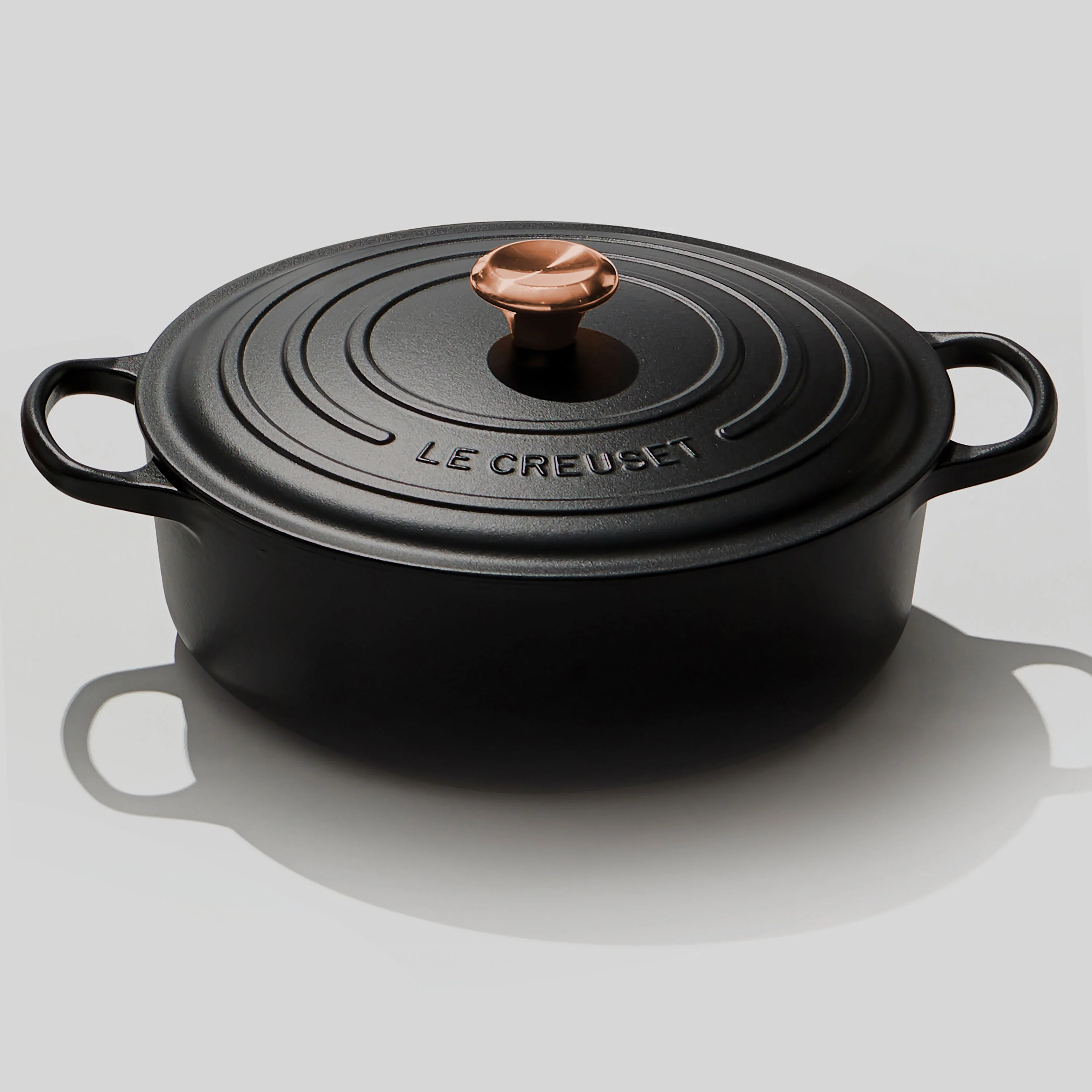 Le Creuset Signature – Forno Olandese Rotondo e Largo in Ghisa Smaltata da 6,75 qt, colore Licorice, con Pomello in Rame