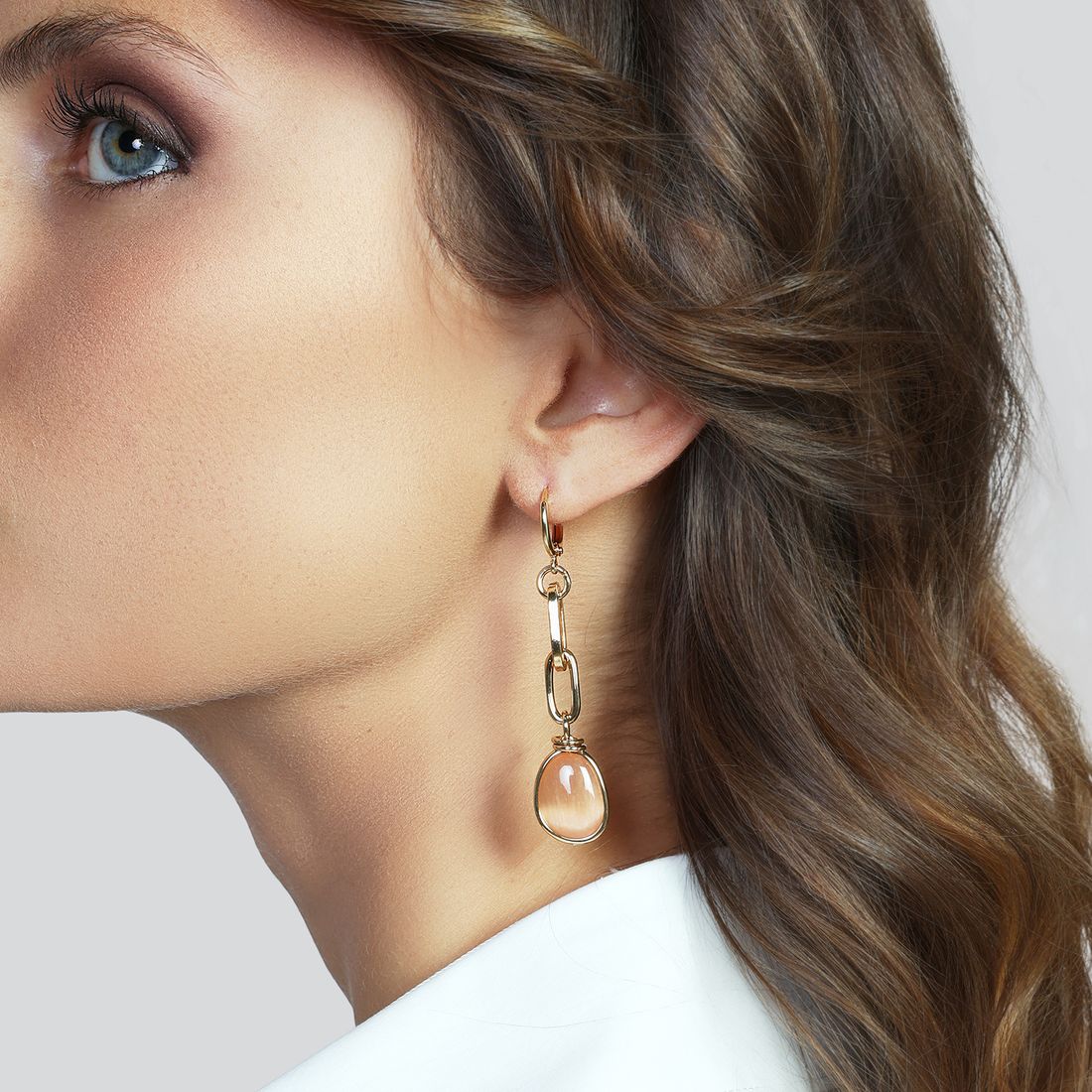 Orecchini Unoaerre pendenti lunghi dorati con pietra occhi di gatto 2781