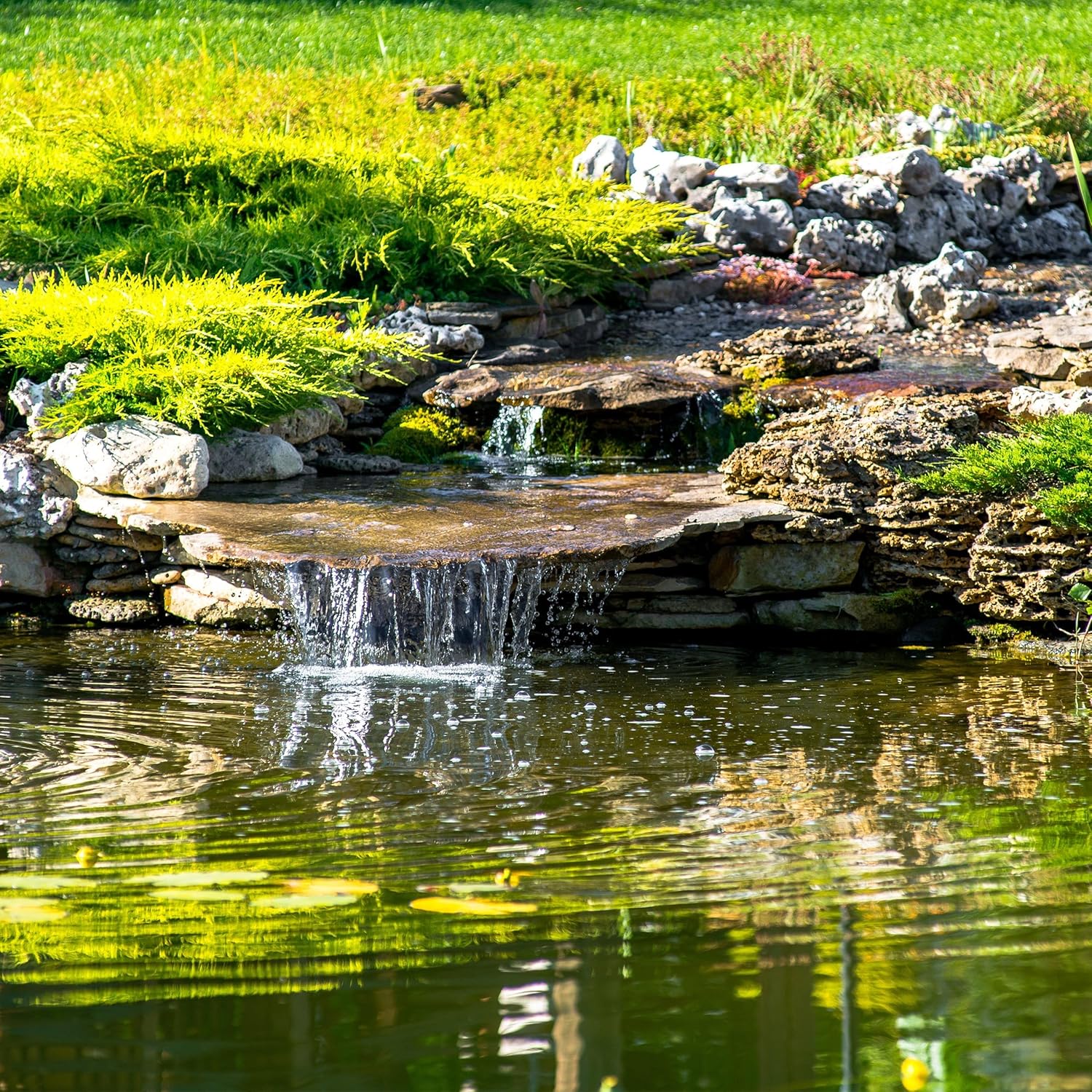 esotec Solar Bachlauf für Gartenteich 50/2500 Komplettset | Bachlaufpumpe Erdspieß Solarmodul 50W | Solarbrunnen für draussen | Wasserpiel Garten Vogeltränke Wasserfall 2500l/h | 101960