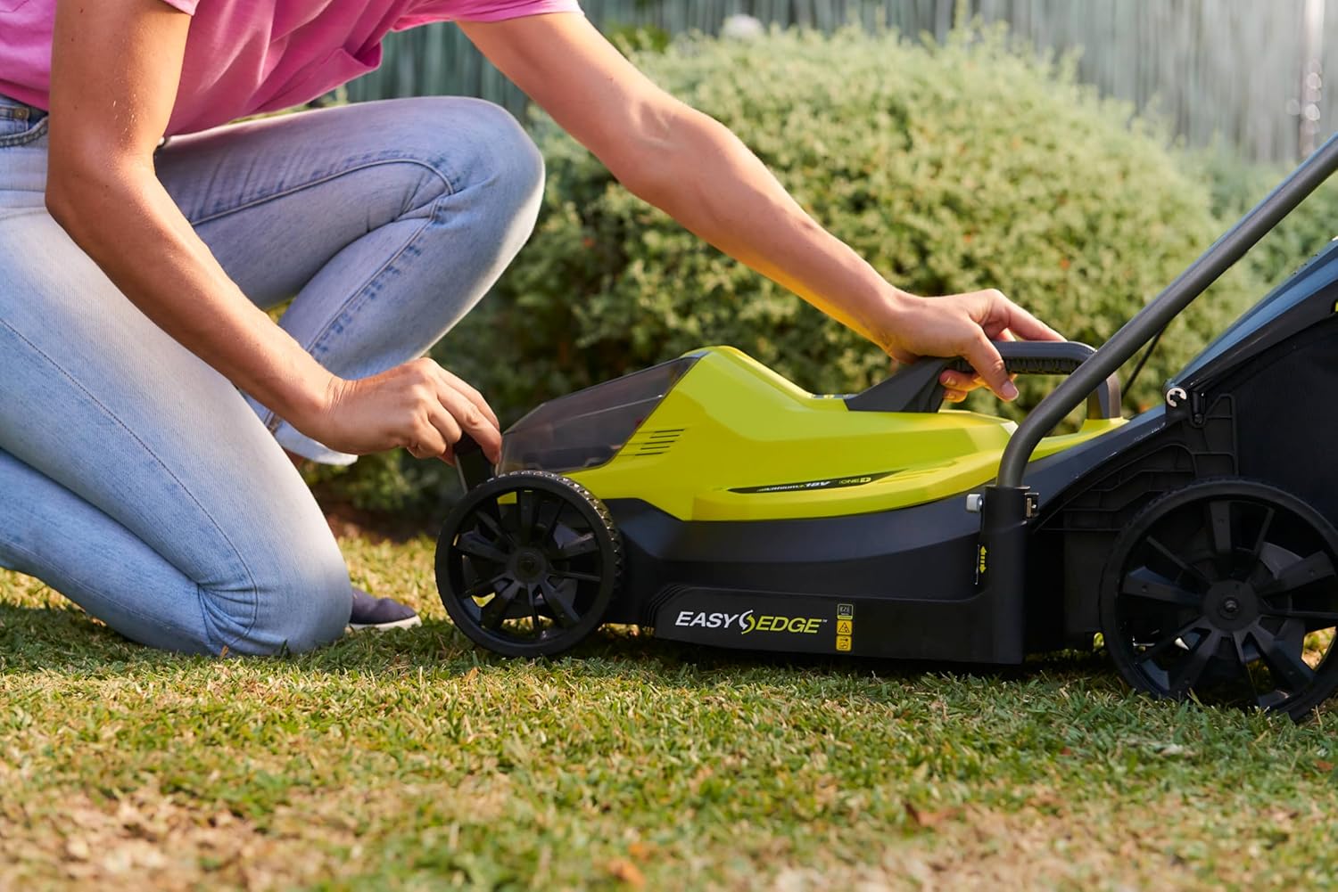 RYOBI 18 V ONE+ Akku-Rasenmäher RLM18X33B40 (Schnittbreite 33 cm, 5-fache Höhenverstellung 25-65 mm, zusammenklappbares Griffgestänge, inkl. Mulchkeil, 35l Grasfangsack, 4,0Ah Akku & Ladegerät)