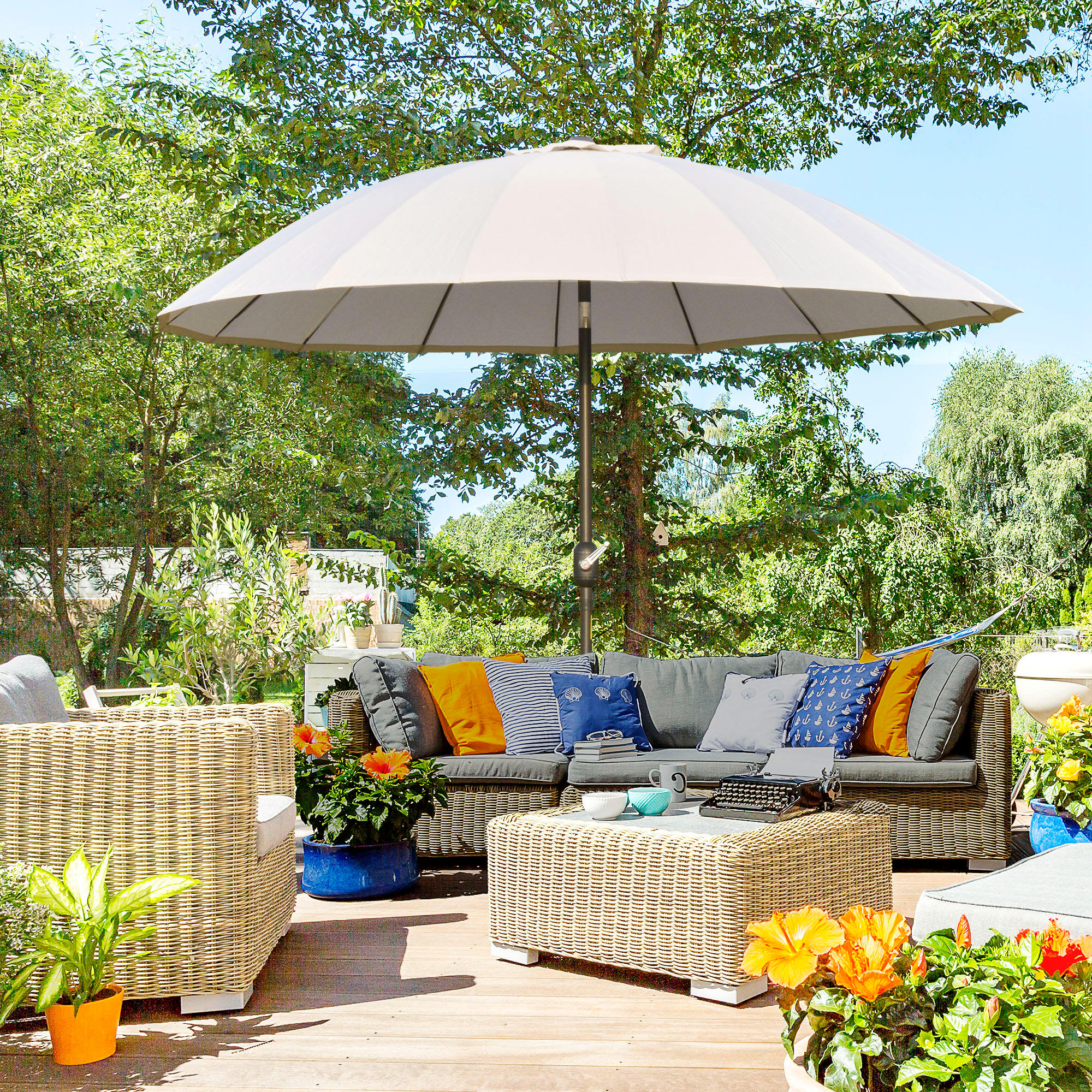 Outsunny Garten- und Terrassenschirm 2,5x2,5m mit Kurbel, 18 Streben und Kippfunktion, Creme