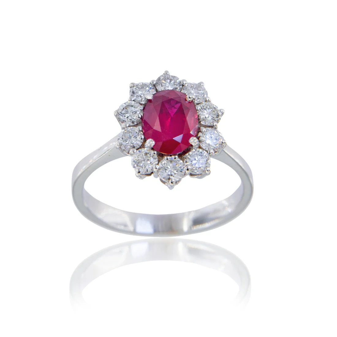 Anello rubino ovale ct 1,60 certificato e contorno di brillanti ct 1,03