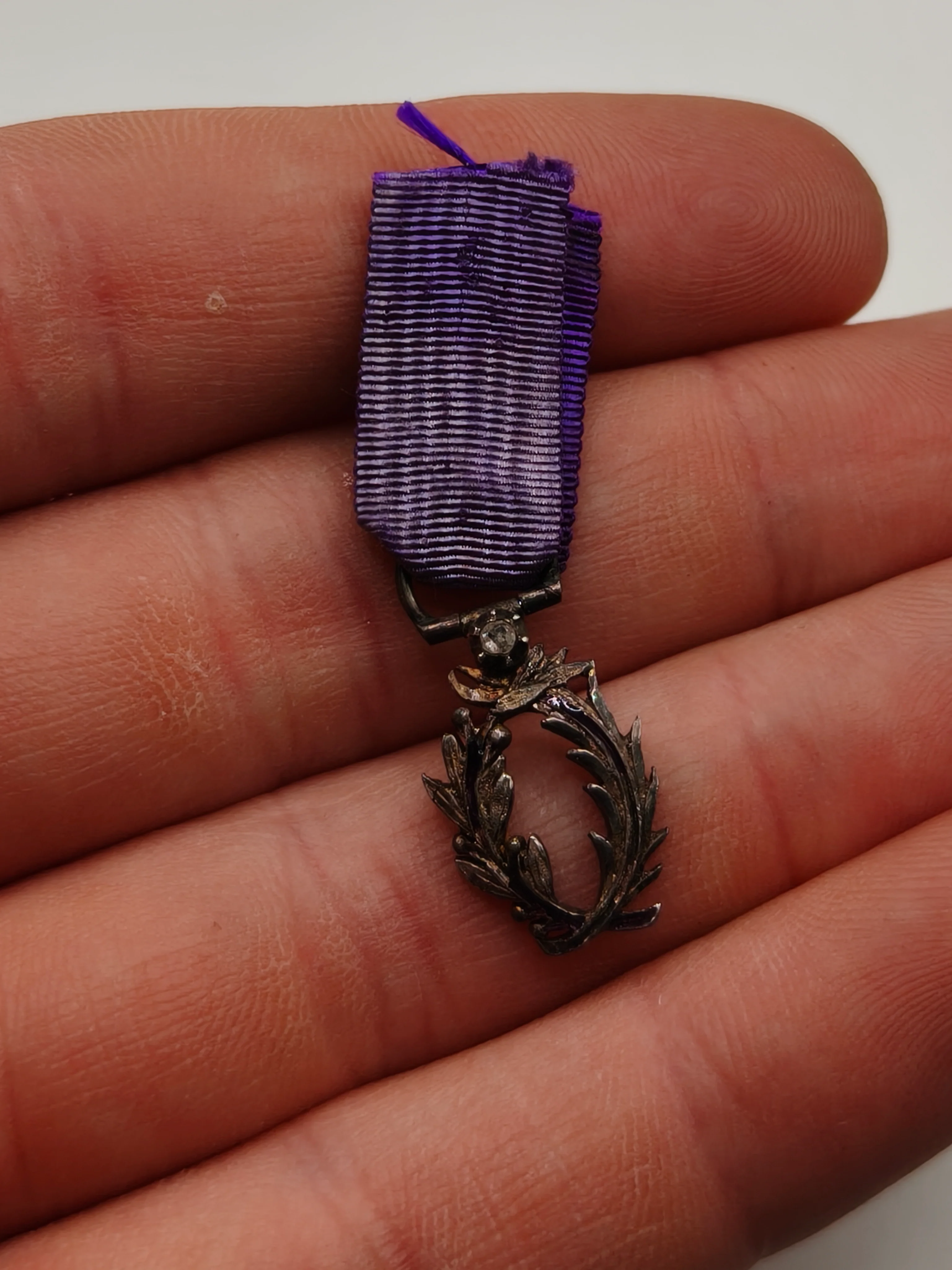 Miniatura Orden Palmas Francia. Gran calidad con diamante.