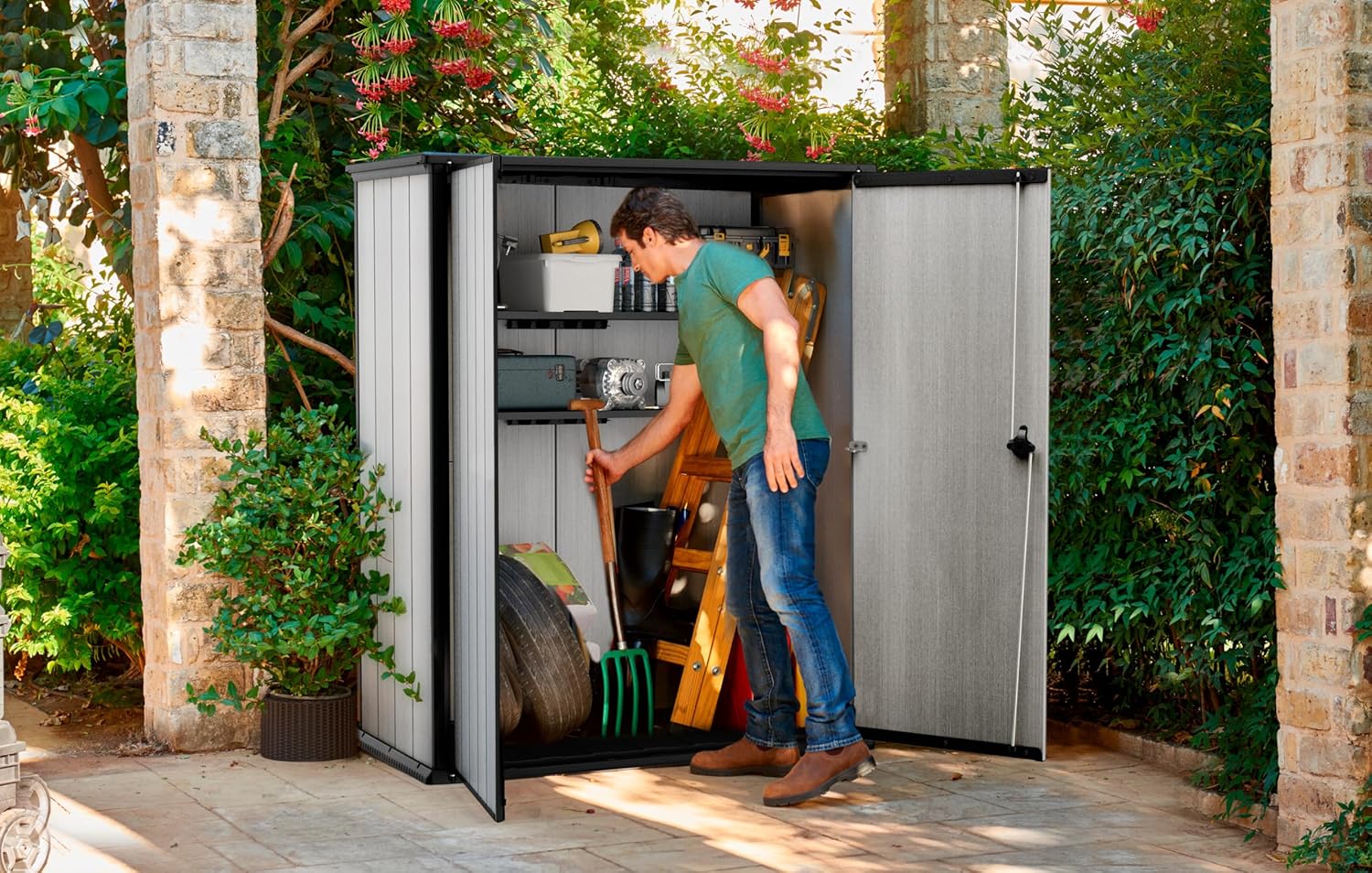 Keter High Store Plus Aufbewahrungsbox, 1400l Fassungsvermögen, Außenmaße B/T/H 140x73,6x170,4cm, Duotech Material, anstreichbar, wasserdicht, wetterfest und pflegeleicht