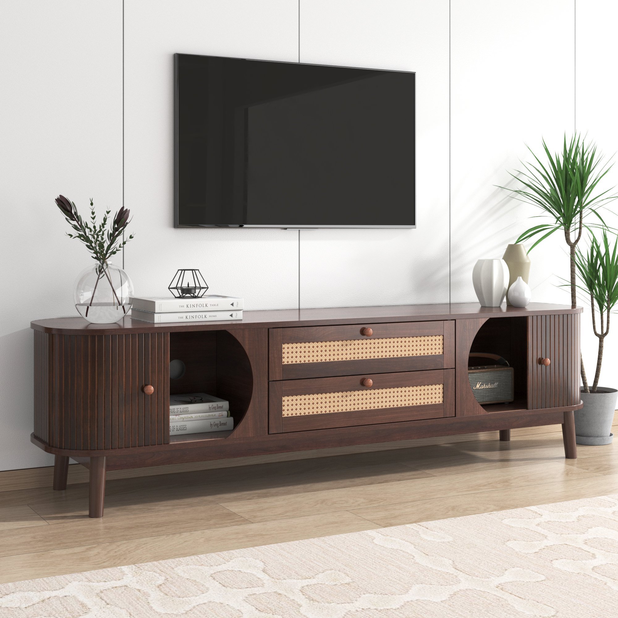 TV-Schrank aus Massivholz mit Rattanseiten, Türen und Schubladen im Landhausstil, Holzfarbe