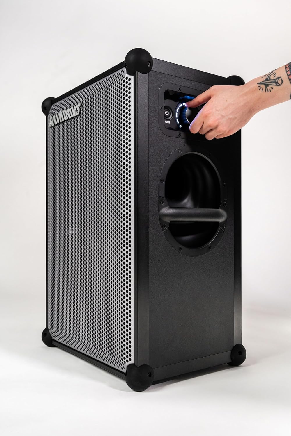 SOUNDBOKS 4 - Bluetooth Performance Speaker - USB-C-Aufladung Akku - Lautester Party Lautsprecher mit 40 Stunden Akku - Kabelloser und tragbarer Lautsprecher - Designed in Dänemark - 126dB (Schwarz)