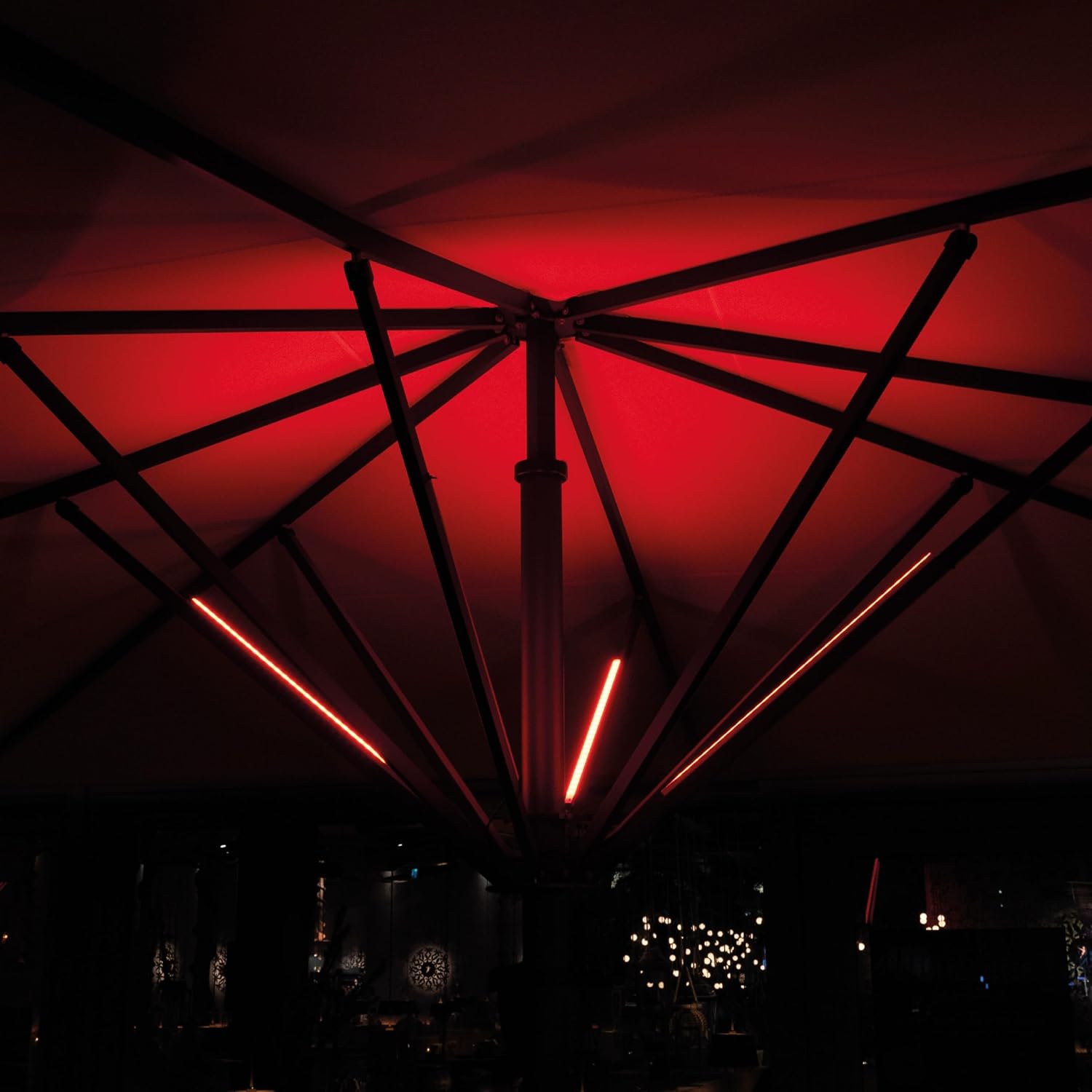 Lume1 Sonnenschirmbeleuchtung mit Fernbedienung, Sonnenschirmleuchter, Lampen für Garten, 4 LED warmweiß Leisten mit 1000 Lumen für angenehme Beleuchtung, Akku enthalten (Smart 4er)