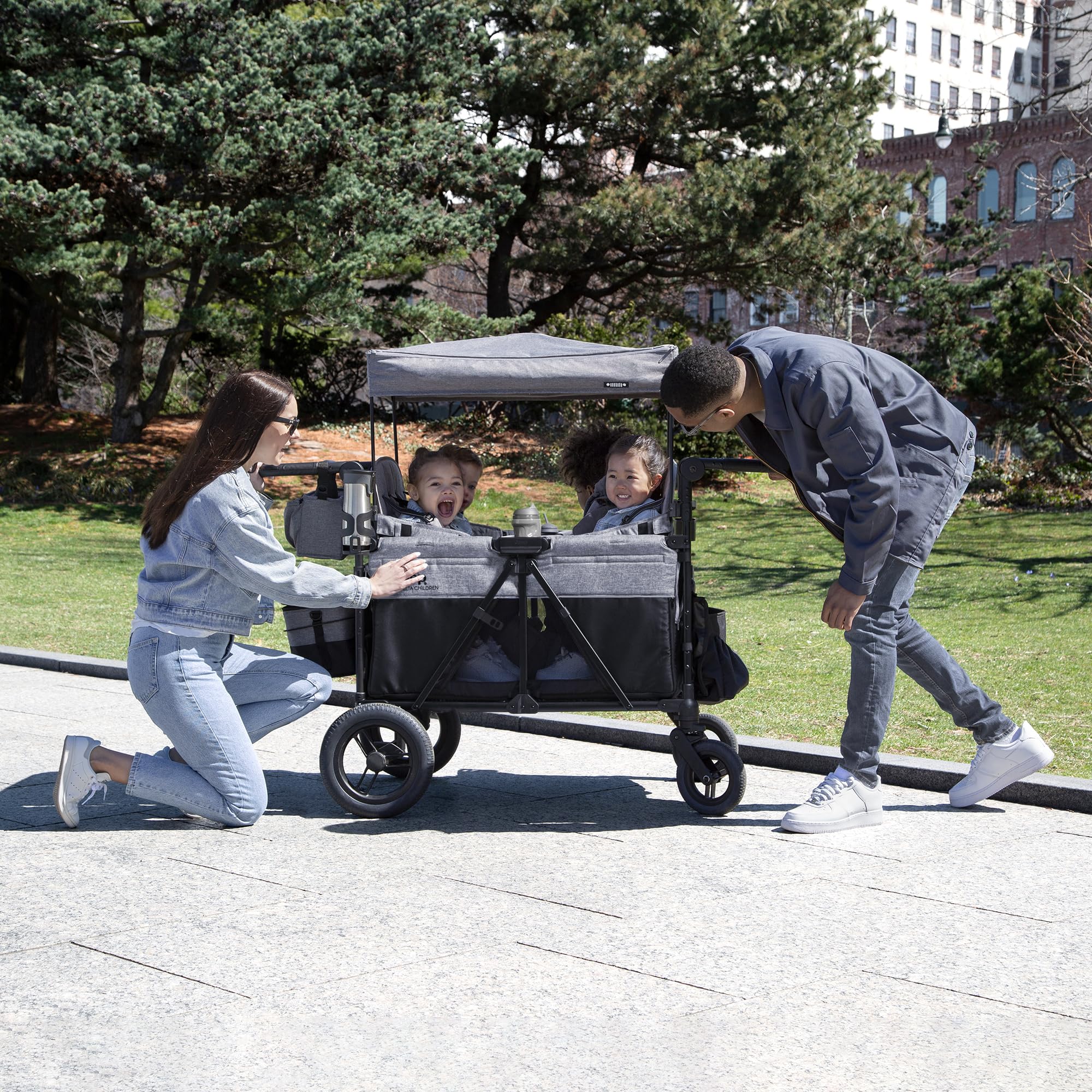 Jeep Wrangler Deluxe Kinderwagen voor 4 Kinderen door Delta Children