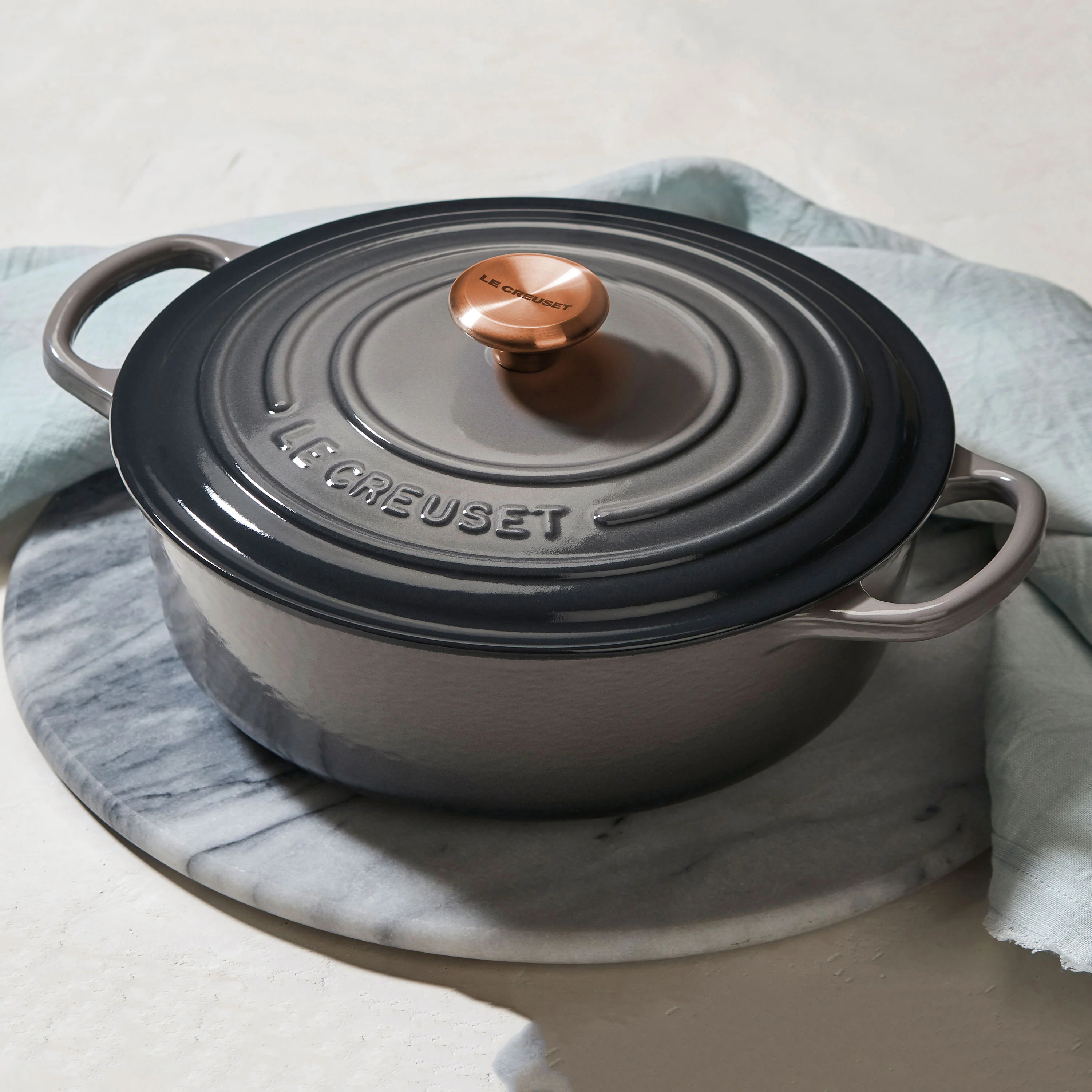Le Creuset Signature – Forno Olandese Rotondo e Largo in Ghisa Smaltata da 6,75 qt, colore Oyster, con Pomello in Rame