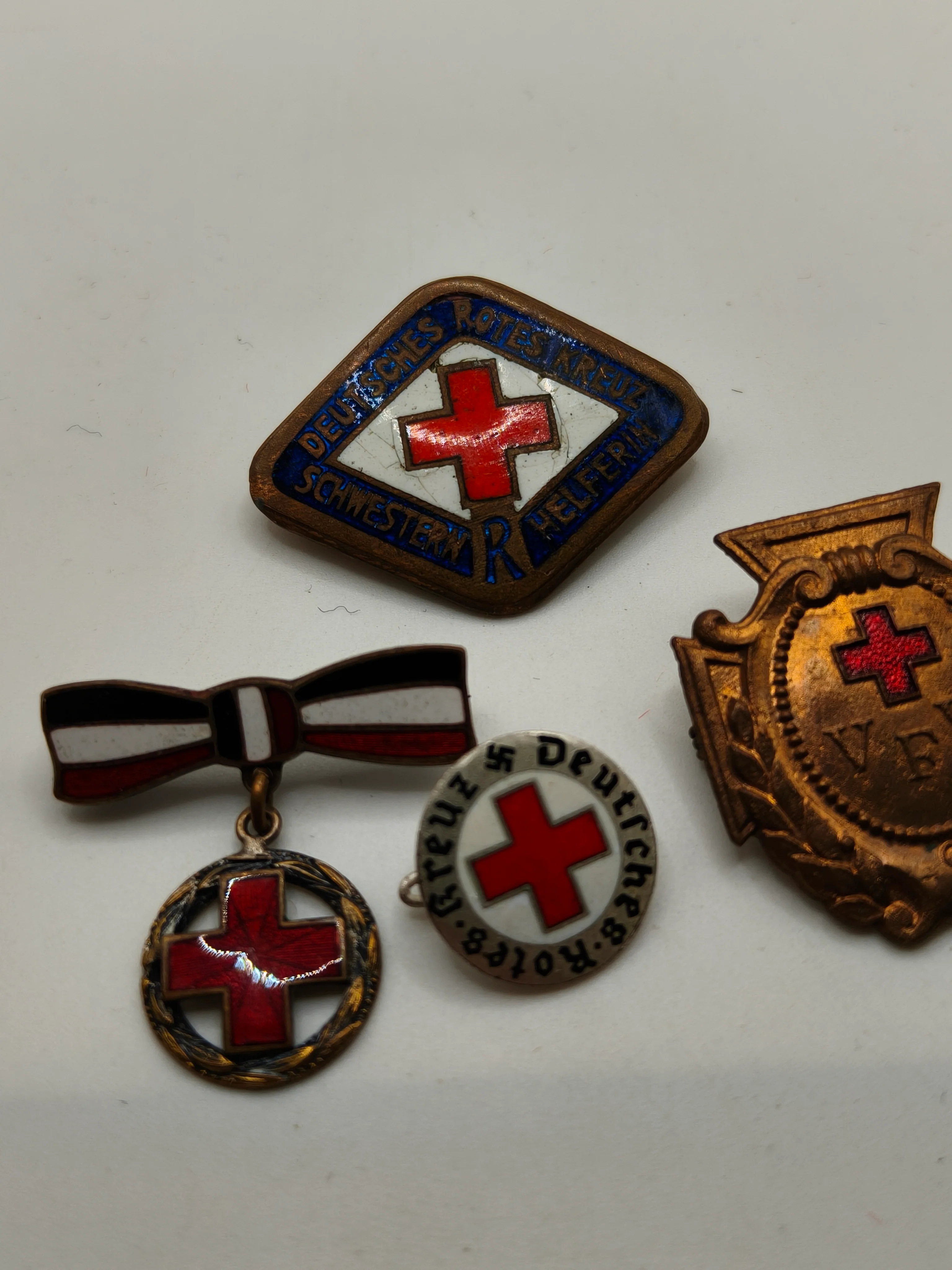 Lote insignias cruz roja alemana . IIWW and Post