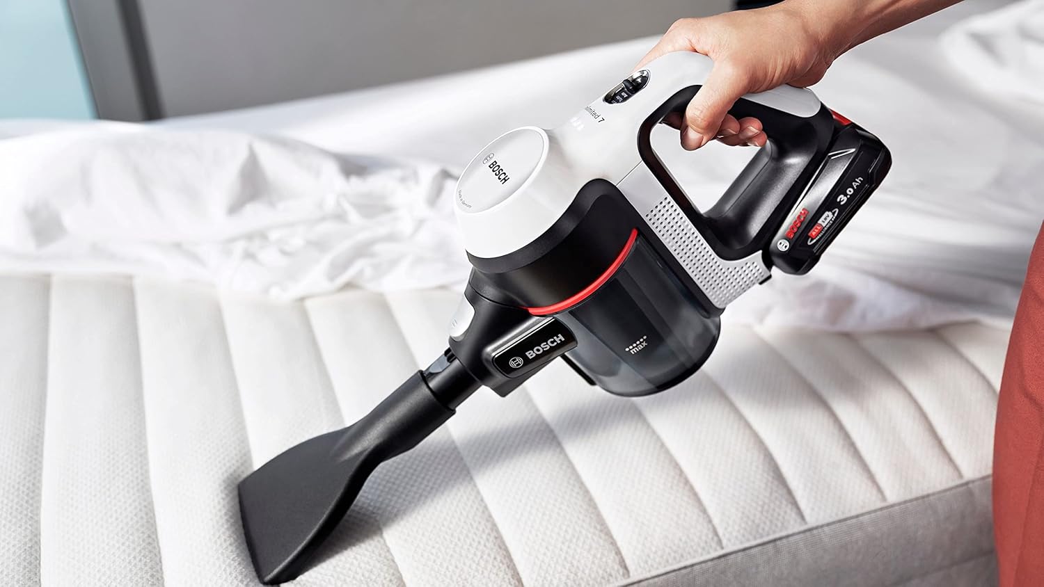 Bosch Staubsauger Unlimited 7, Akku 3,0 Ah, Flexibles Schlauch, geringes Gewicht, Zubehör, LED-Beleuchtung, weiß, BBS711W, 0.3 liters, 82 Dezibel