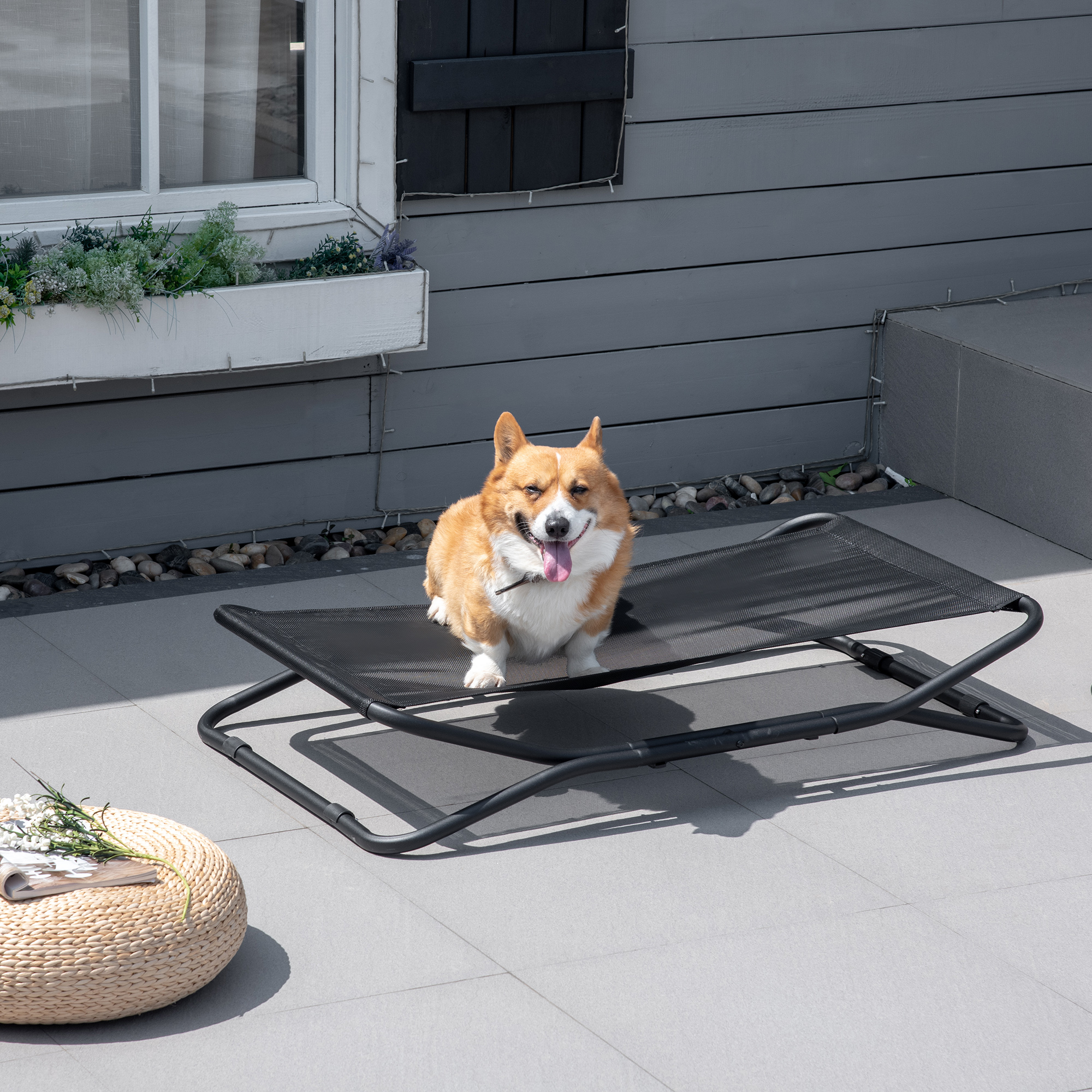PawHut Hundeliege Outdoor, Erhöhtes Hundebett für kleine und mittelgroße Hunde, Kühlende Haustierliege mit robuster Stahlrahmen,Tragbares Stehendes Haustierbett, 111 x 65,5 x 19 cm, Schwarz