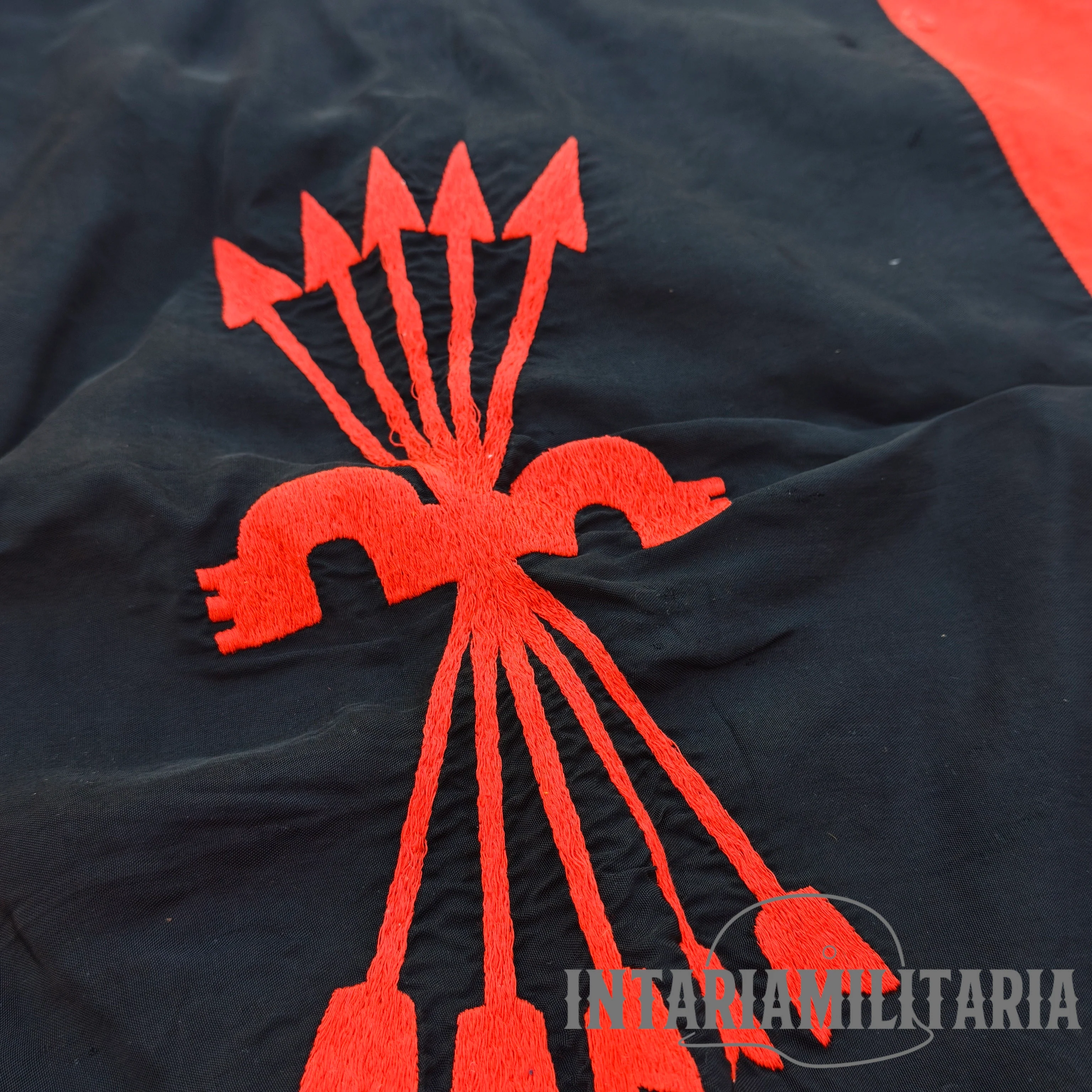 Bandera de Falange centuria almog��vares. ��poca Franco