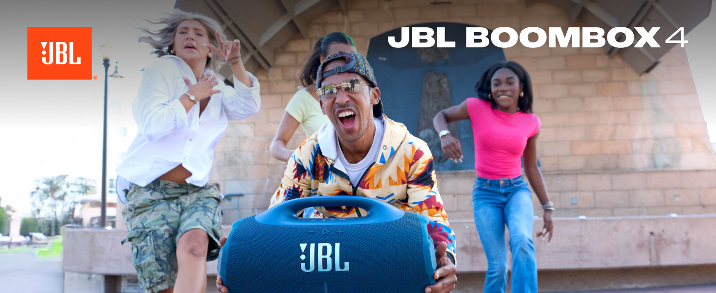 Tekst brzmi „JBL BOOMBOX 3”. Seria zdjęć lifestyle'owych przedstawiających przenośny głośnik w różnych środowiskach społecznych i plenerowych.