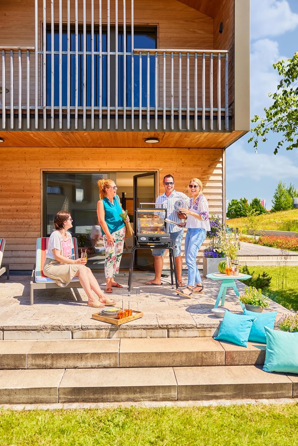 RÖSLE Elektrogrill BBQ-Portable Videro E2-P, tragbarer Tischgrill mit 2 Brennern, Warmhalterost und Deckel mit Glaseinsatz, pulverbeschichteter Stahl, schwarz/silbern