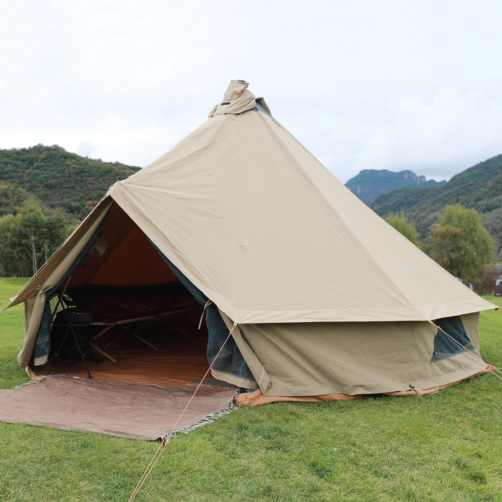 2025 KingCamp Khan 500 – Ampia tenda tipi per 8 persone con tessuto tecnico misto cotone, ventilazione flessibile e montaggio rapido