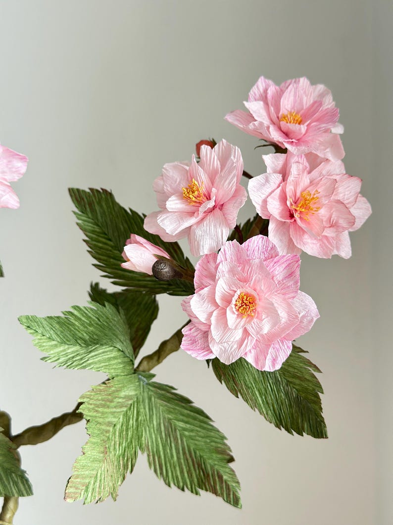Flores de papel crepé, ramas de cerezo rosadas, decoración Sakura