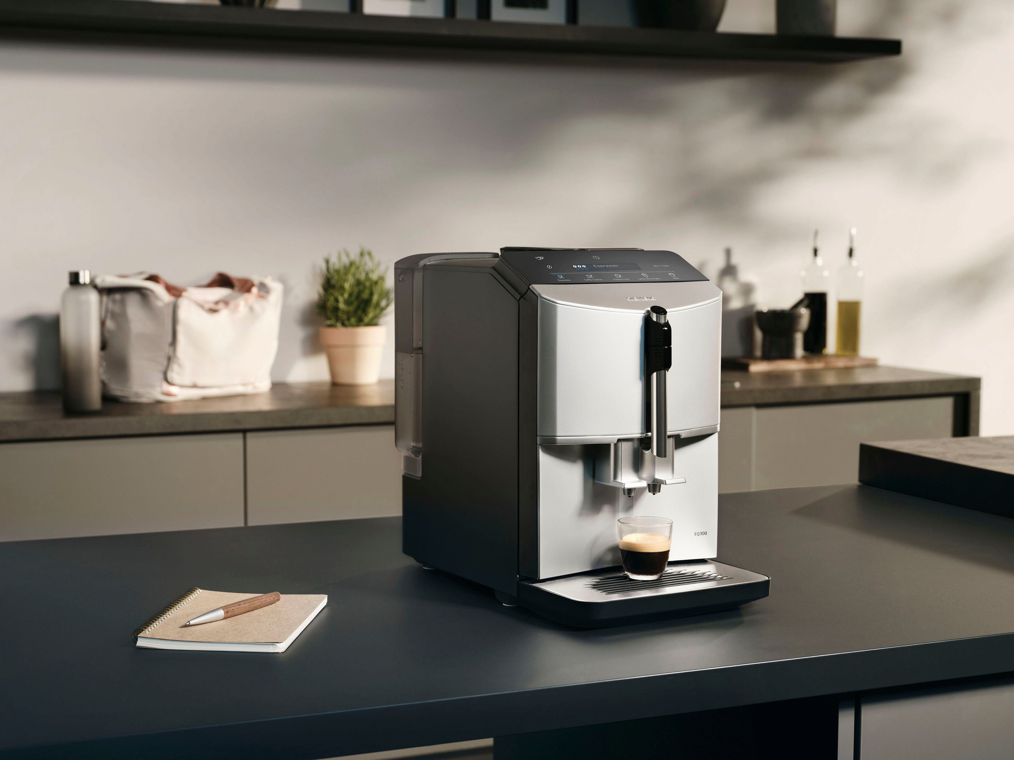 Kaffeevollautomat EQ300 TF303E01, viele Kaffeespezialitäten, OneTouch-Funktion