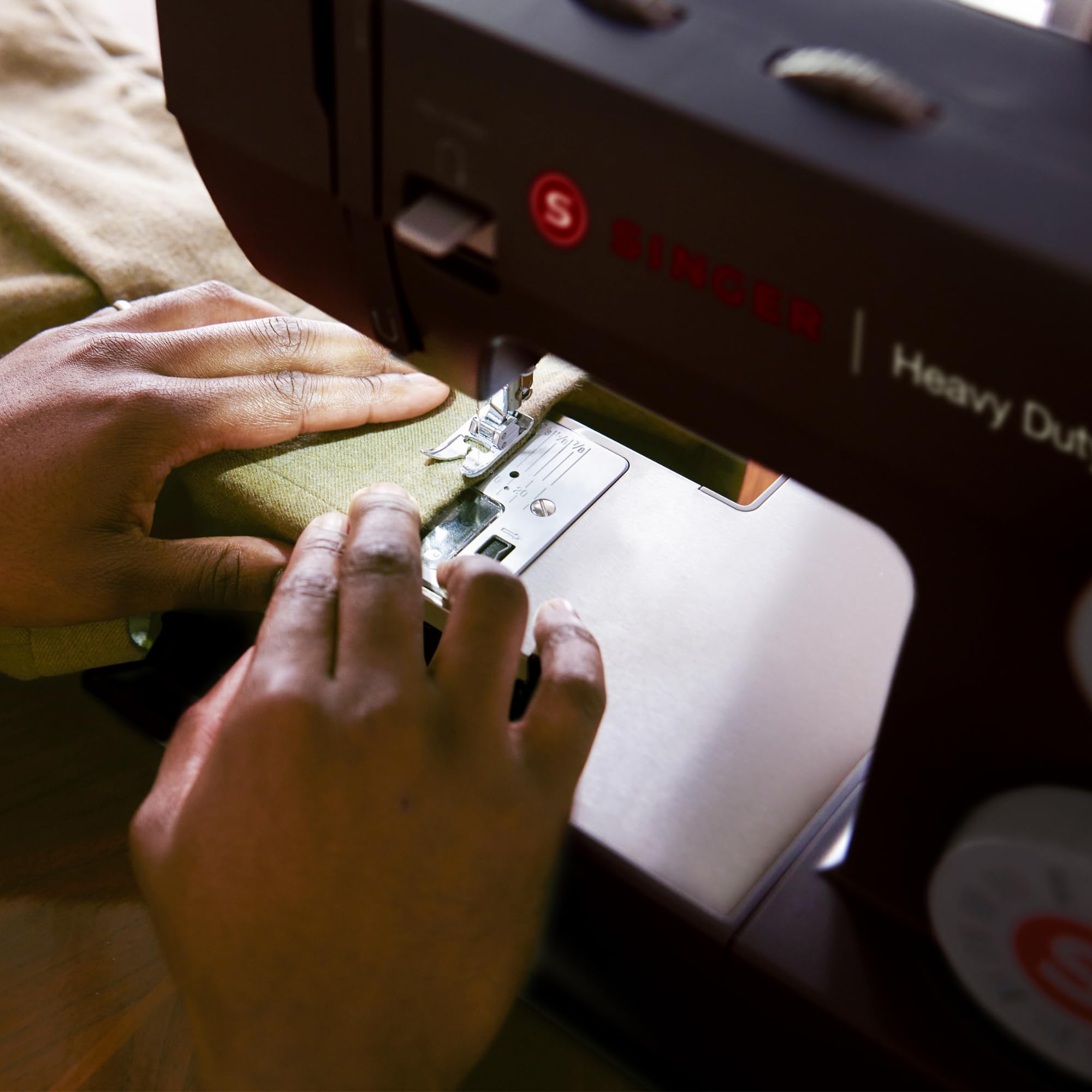 SINGER Nähmaschine 4432 32 Stichmuster 1100 Stiche/min automatischer Nadeleinfädler 1-Stufen-Knopfloch und Freiarm Schwarz