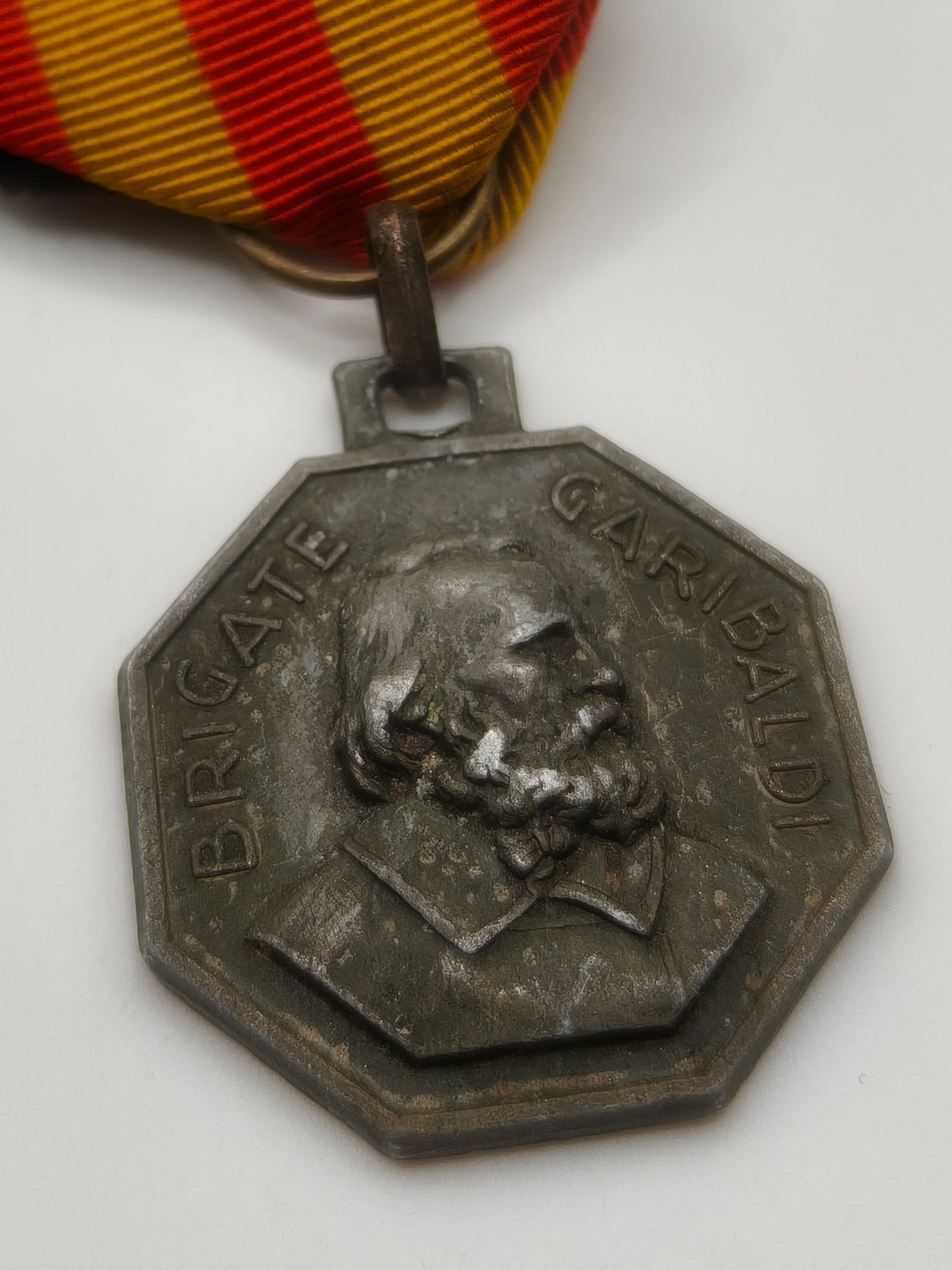 Medalla Divisi��n Garibaldi con cinta guerra de Espa?a