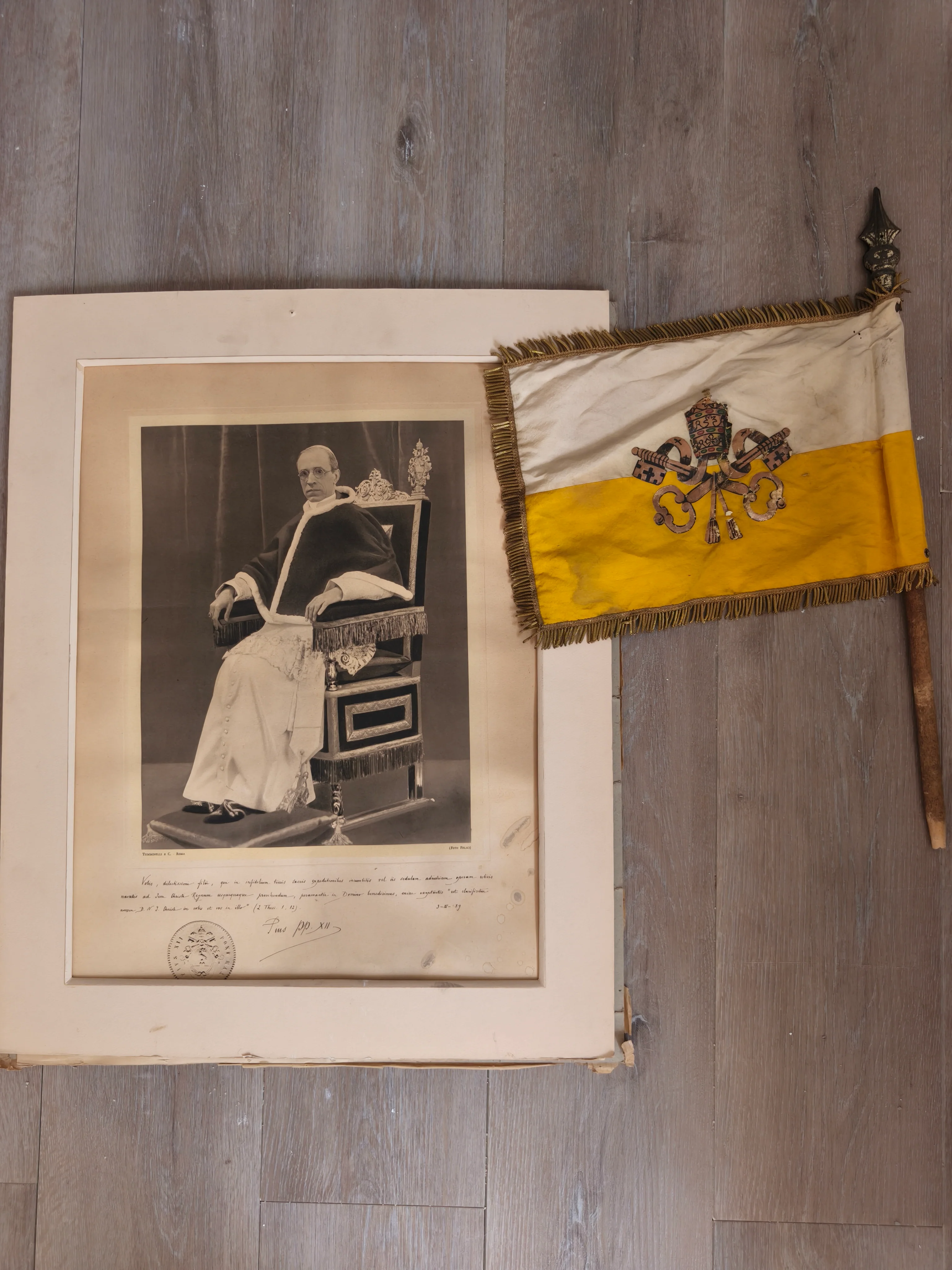 Bandera Vaticano y Diploma Pio XII.