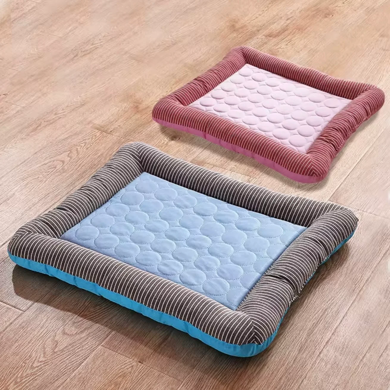 Dog Cooling Mat �C Ice Silk & Cotton with Non-Slip Base & Machine Washable