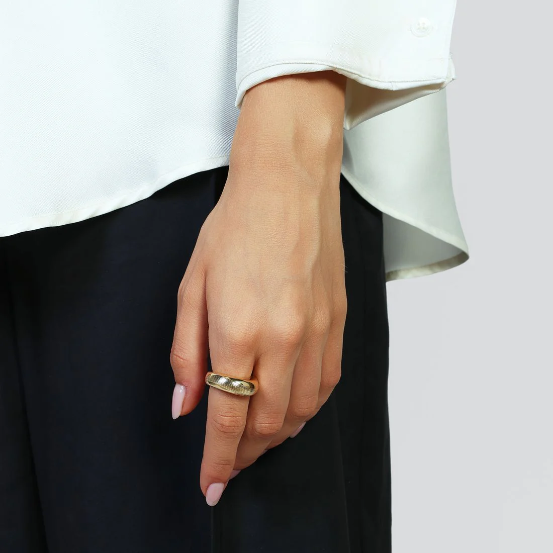 Anello Unoaerre dorato bombato decoro rigato 6670