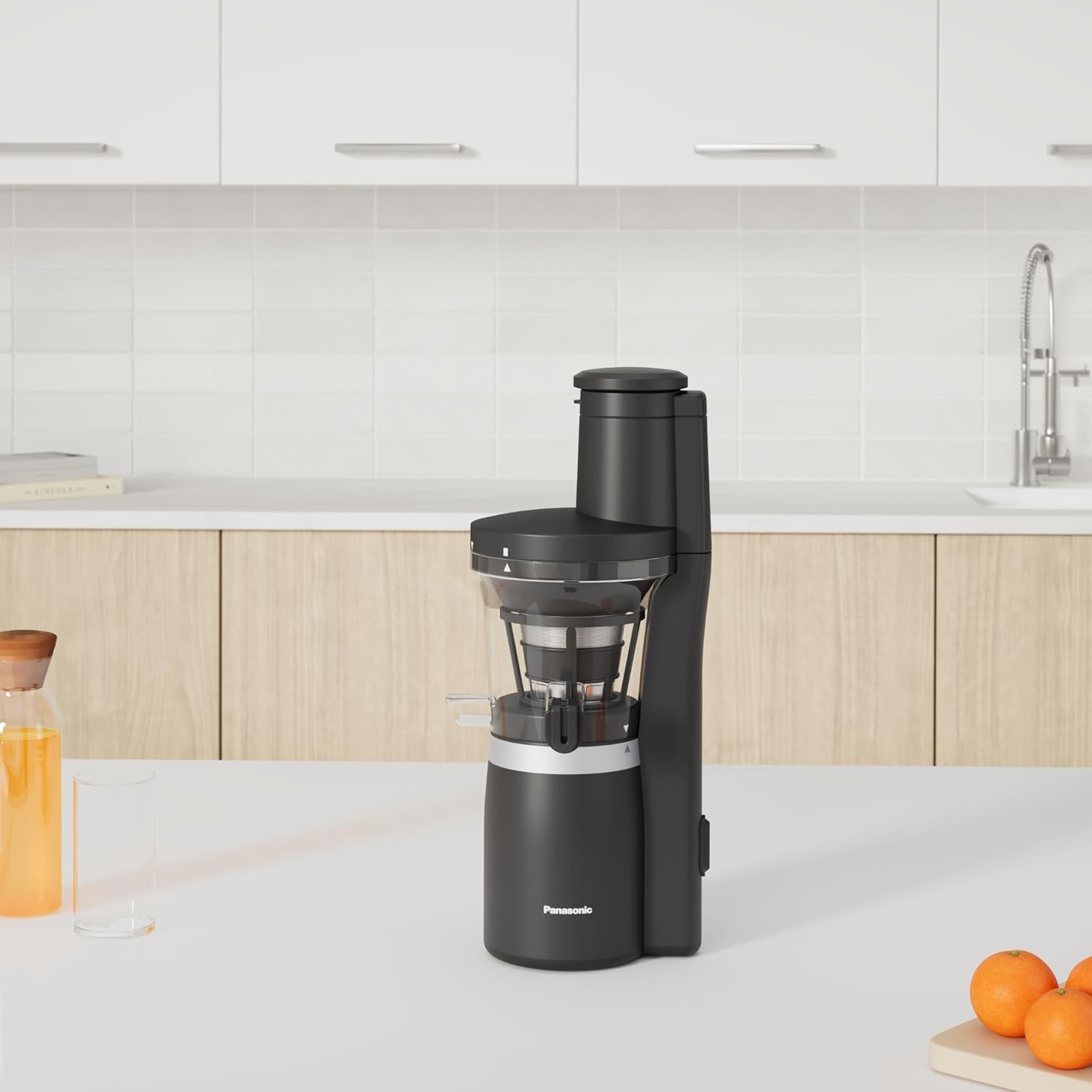 Panasonic Slow Juicer MJ-L700KXE, Estrattore Elettrico, Spremitura di Frutta e Verdura Intera, Apertura 75mm, Design Elegante e Sottile, Sicuro e Pratico, Nero