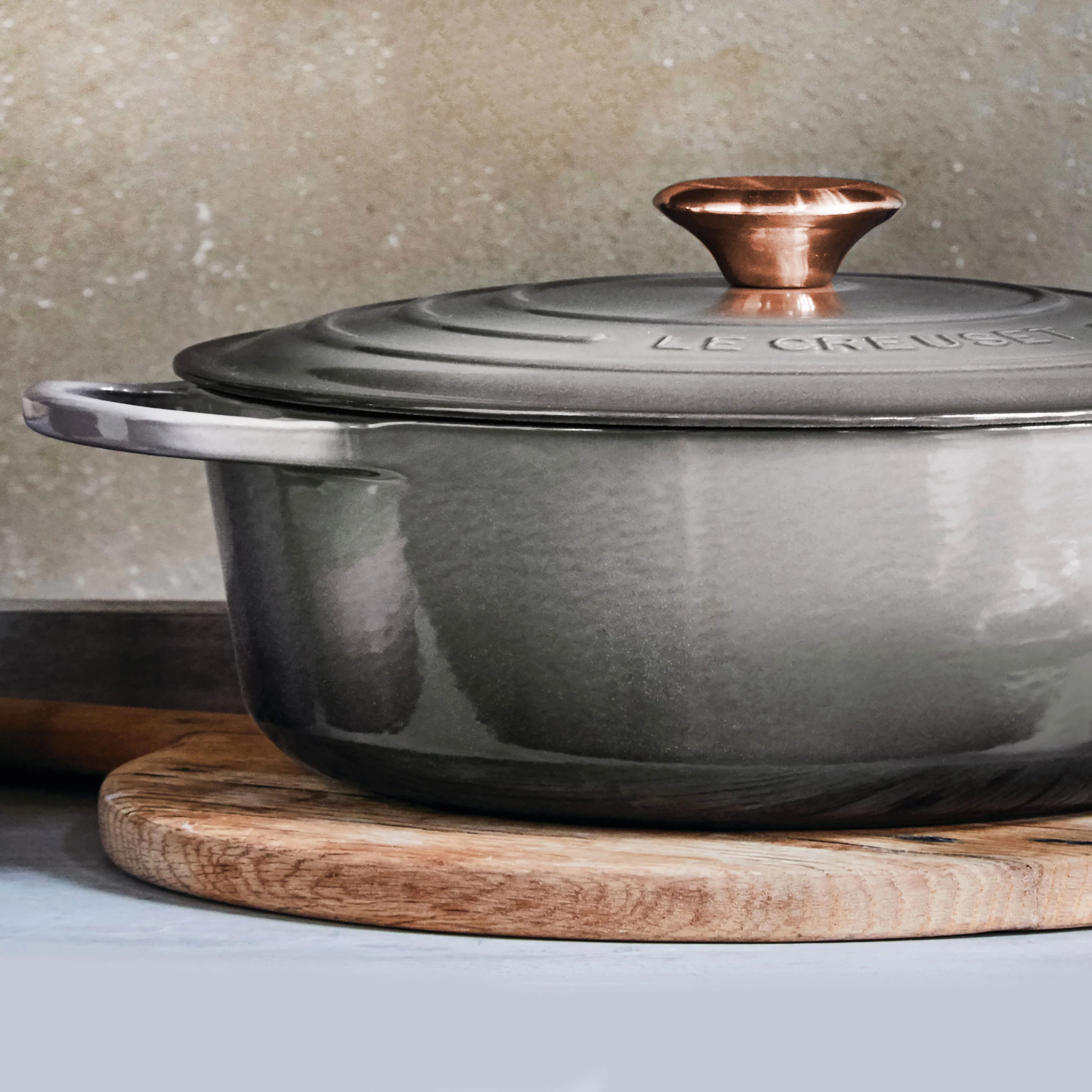 Le Creuset Signature – Forno Olandese Rotondo e Largo in Ghisa Smaltata da 6,75 qt, colore Oyster, con Pomello in Rame