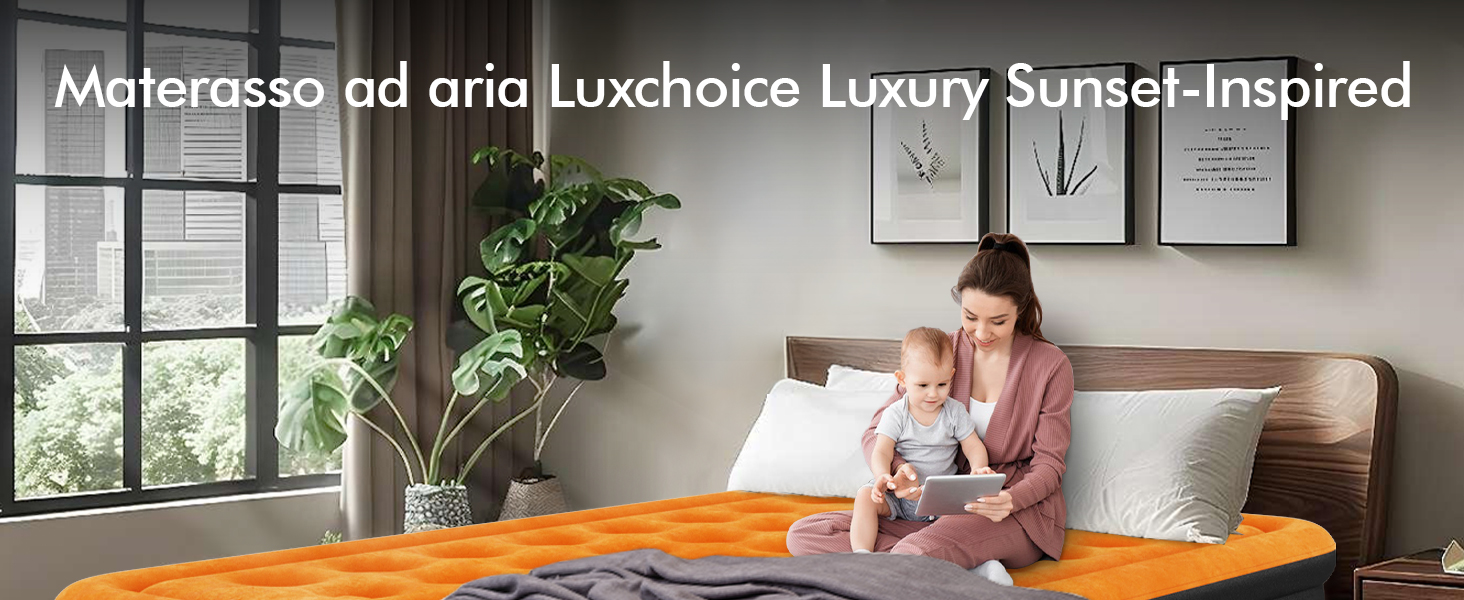 Camera da letto con coperta arancione brillante sul letto, con finestra con cornice nera e stampe artistiche decorative da parete