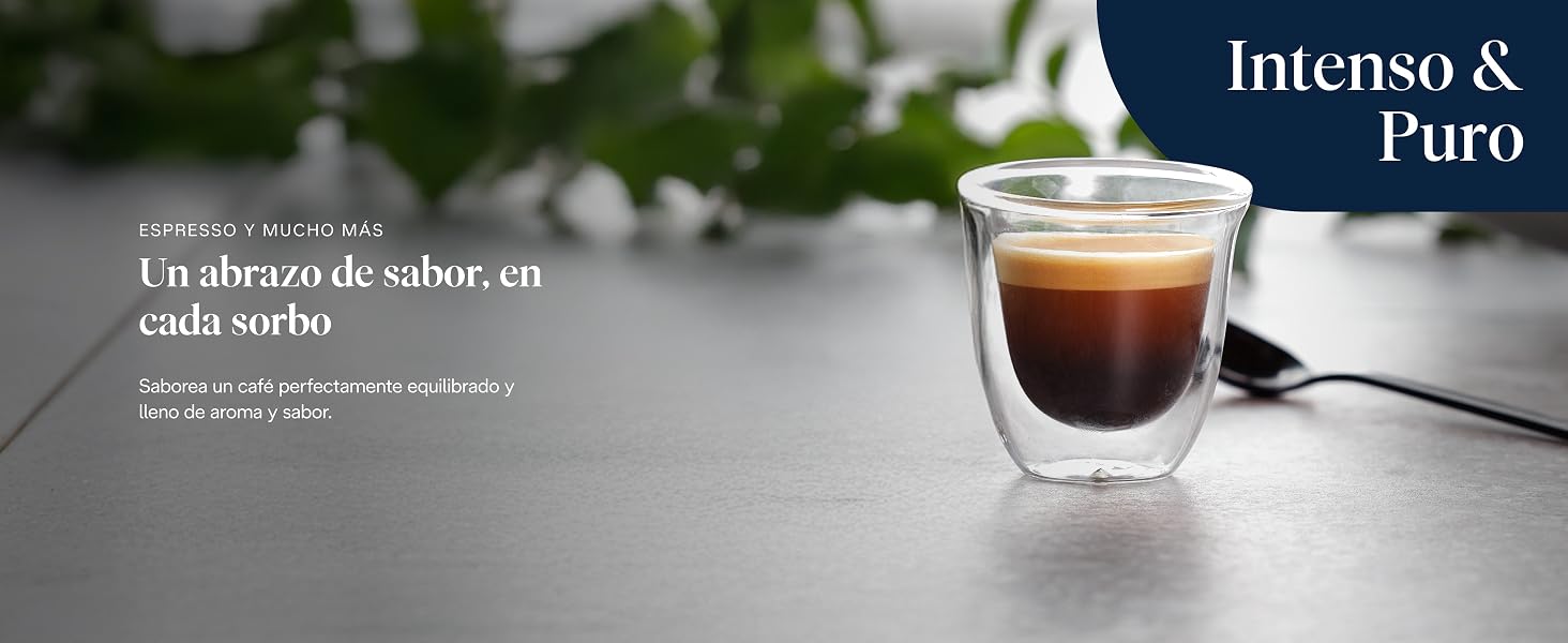 Tekst mówi „Intenso & Pure”. Ciemna kawa espresso w przezroczystej szklance na jasnym tle.