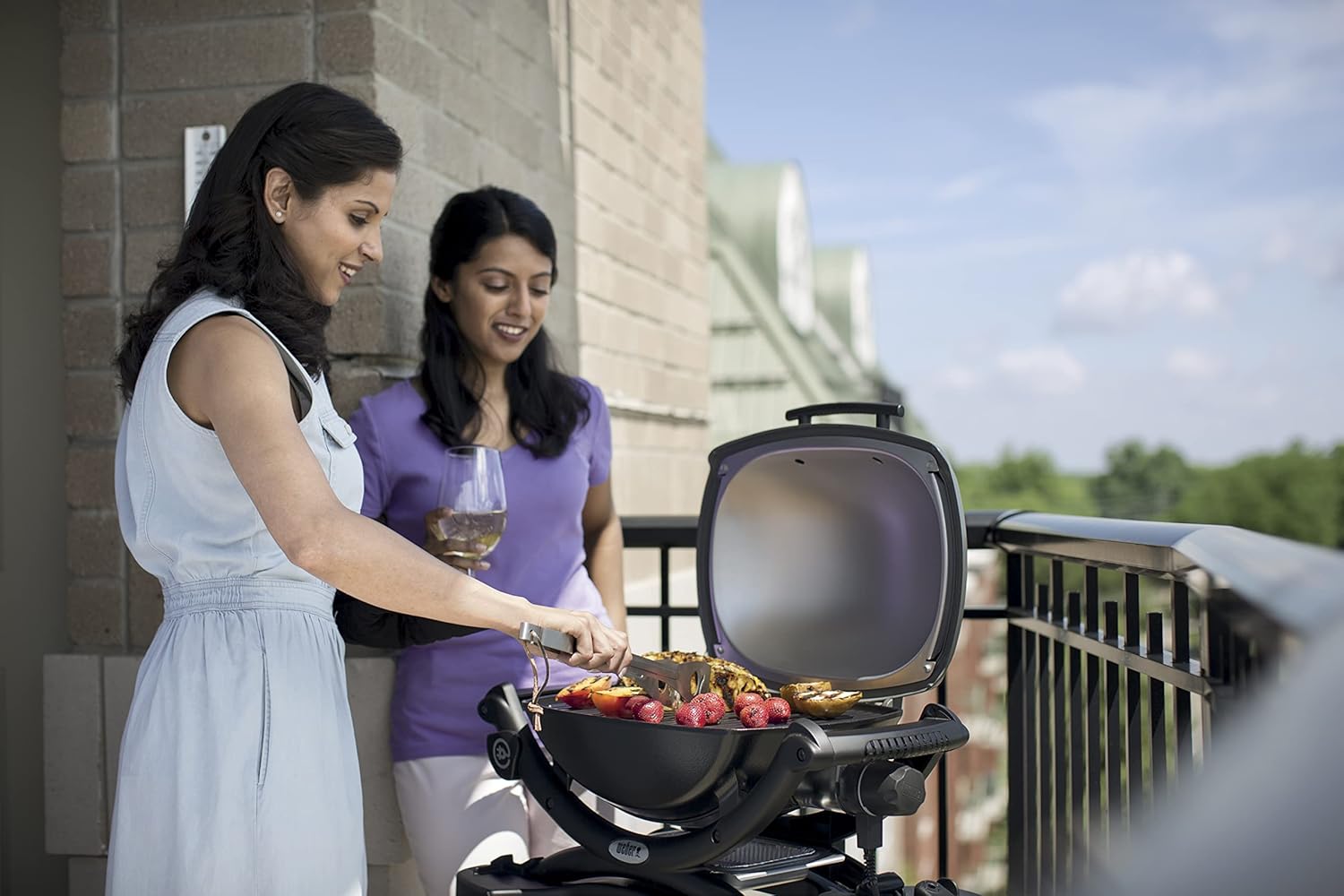 Weber Q1400 Elektrogrill, 43 x 32cm Grillfäche, portabler BBQ Grill, 2-geteilter porzellanemaillierter Guss-Grillrost, Aluminiumguss Deckel & Gehäuse - Dark Grey (52020079)