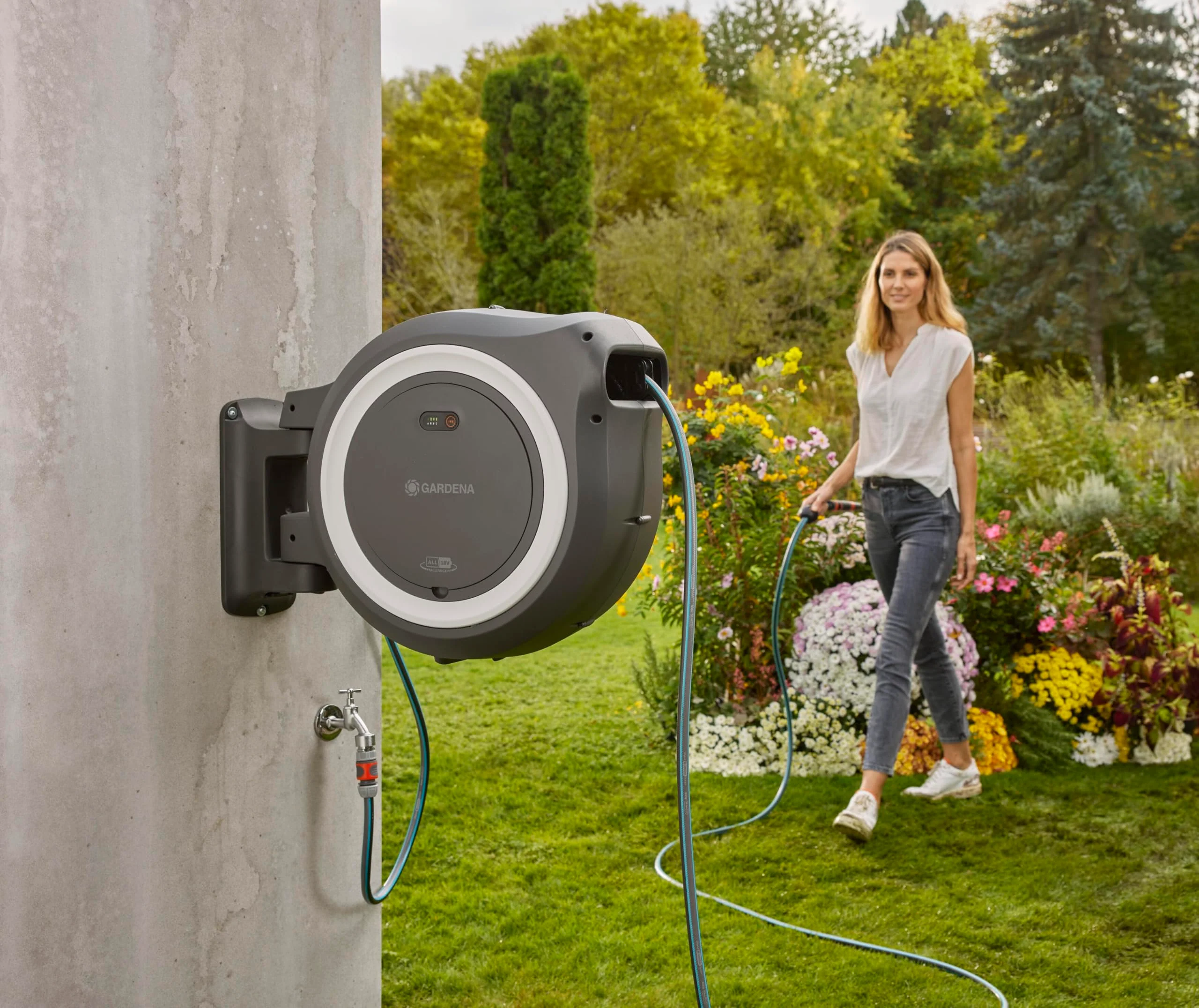 Gardena Avvolgitubo a parete a batteria PowerRoll XL Set pronto all’uso: Avvolgitubo automatico con 35 m di tubo da giardino, guida tubo e RollControll, set completo con batteria (18642-20)