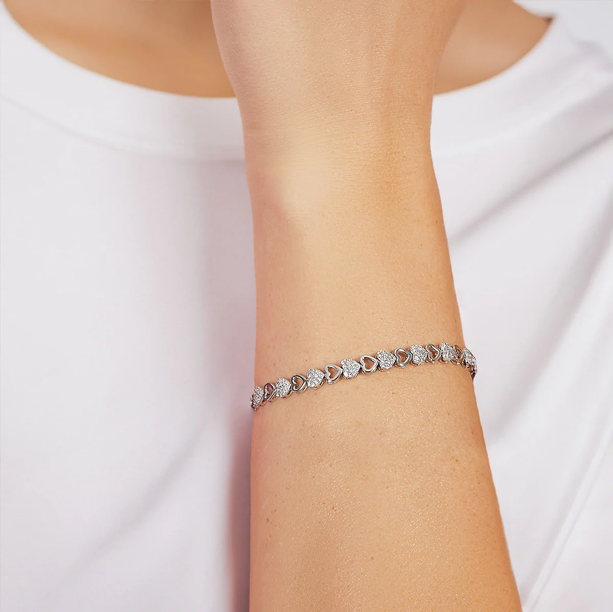 Bracciale Amen rodiato bianco con catena di cuori e zirconi bianchi