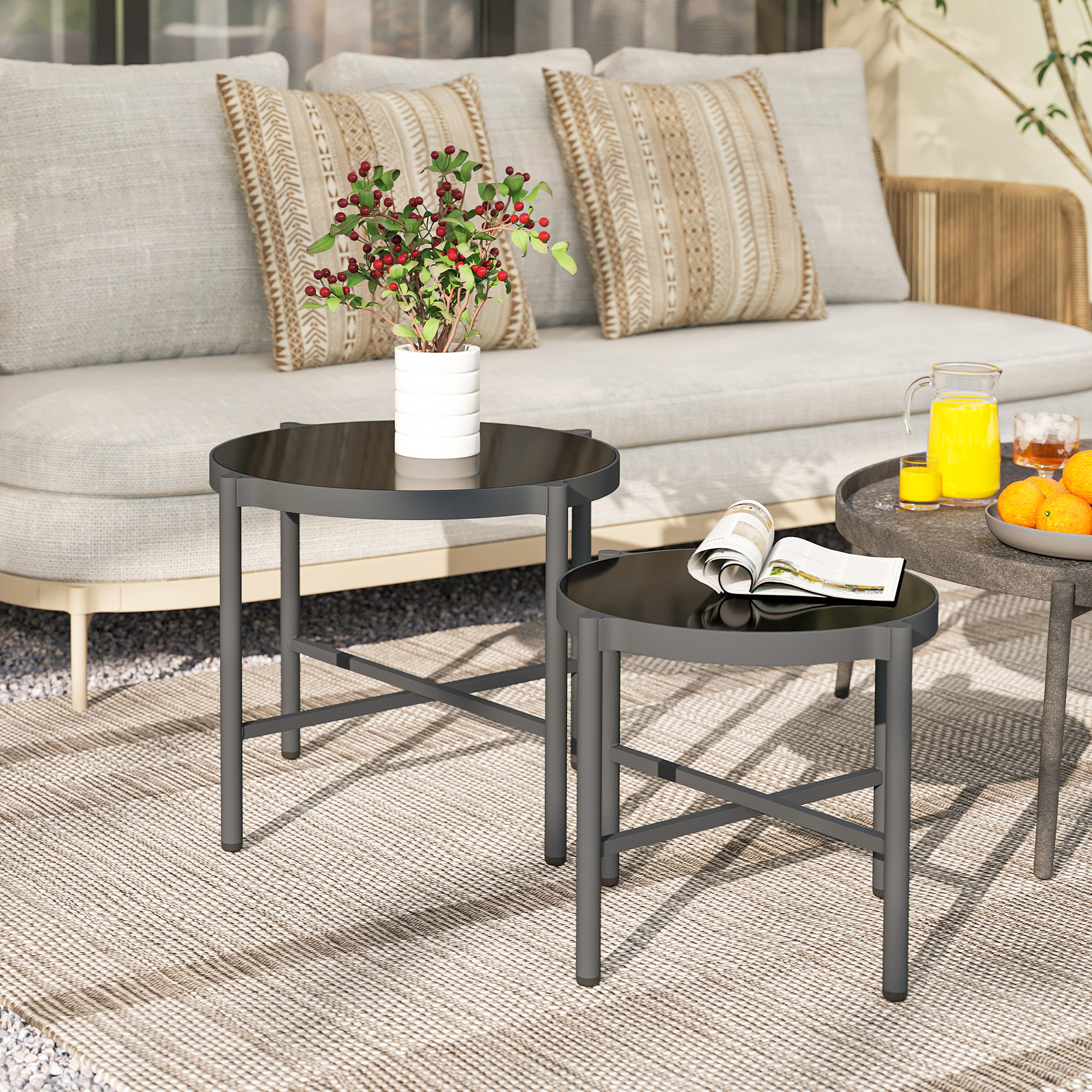 Outsunny Set aus 2 Garten-Couchtischen mit gehärteter Glasplatte, schwarzem Aluminiumgestell