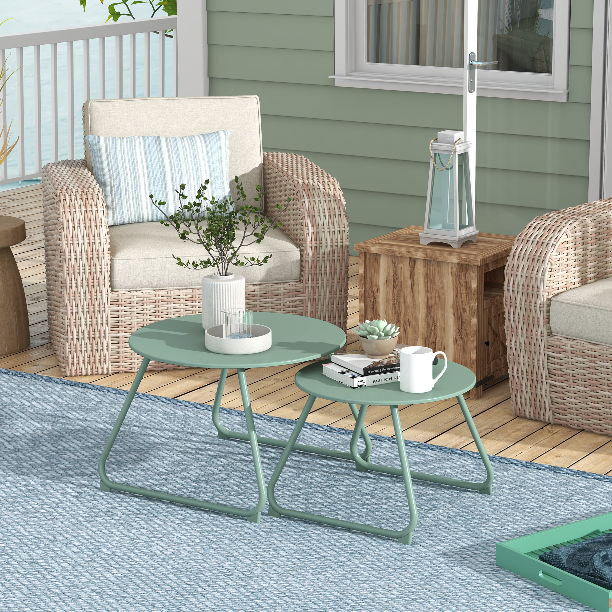 Outsunny Set mit 2 stapelbaren runden Garten-Couchtischen aus Epoxid-Metall, stabiler Beistelltisch für den Außenbereich, grün