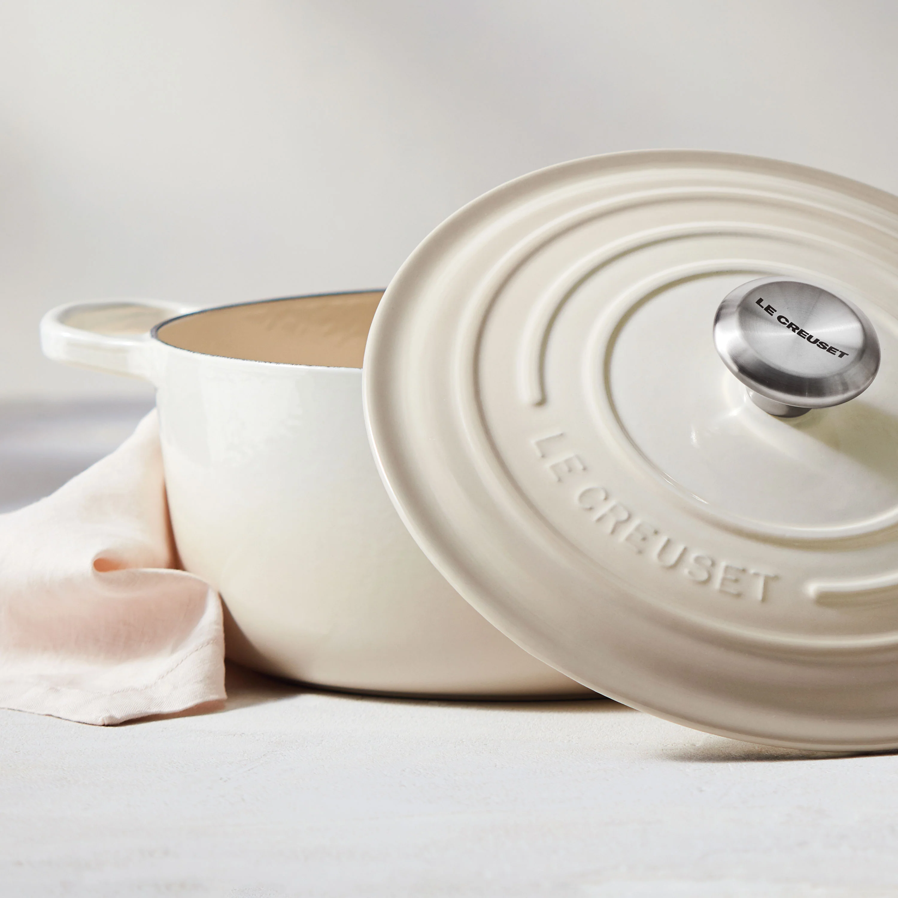 Le Creuset Signature – Forno Olandese Rotondo in Ghisa Smaltata da 3,5 qt, colore Meringue