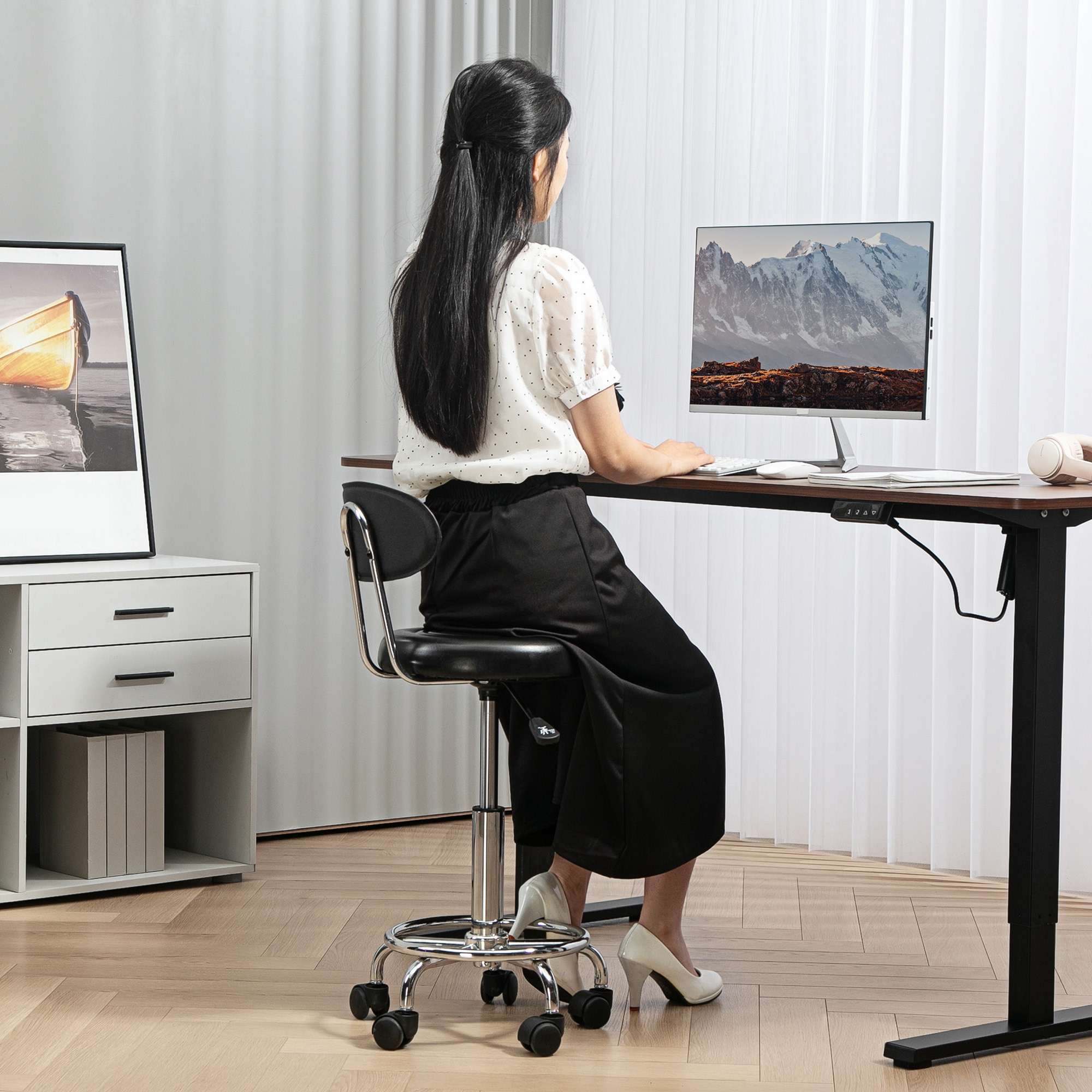 HOMCOM Rollhocker, Drehbarer und verstellbarer Hocker mit Rückenlehne, Kunstlederbezug, Fußstütze, für Frisiertische, Schwarz