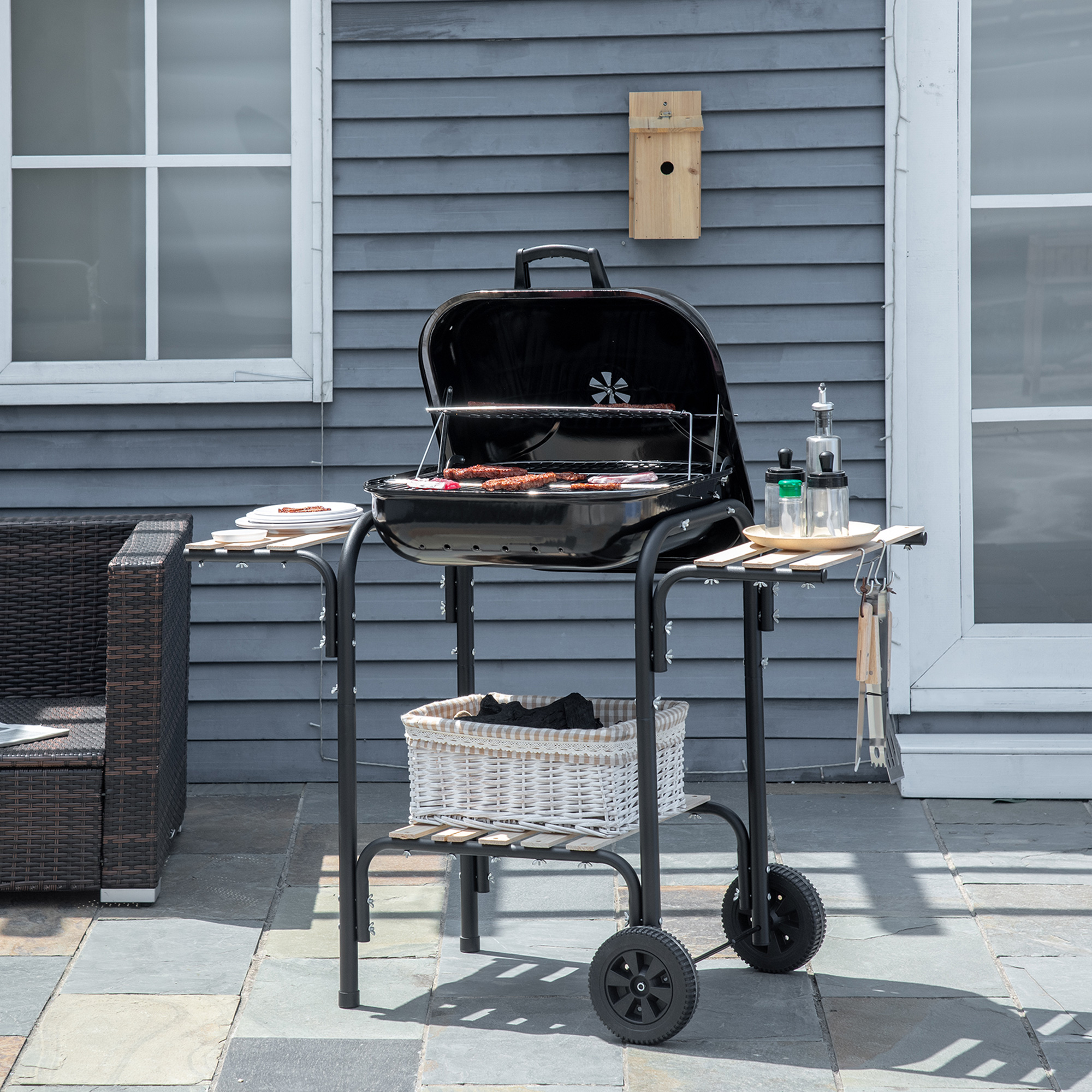 Outsunny Holzkohlegrill mit Deckel, Ablagen und Rädern, komplett mit Spachtel, Zange und Messer, Schwarz
