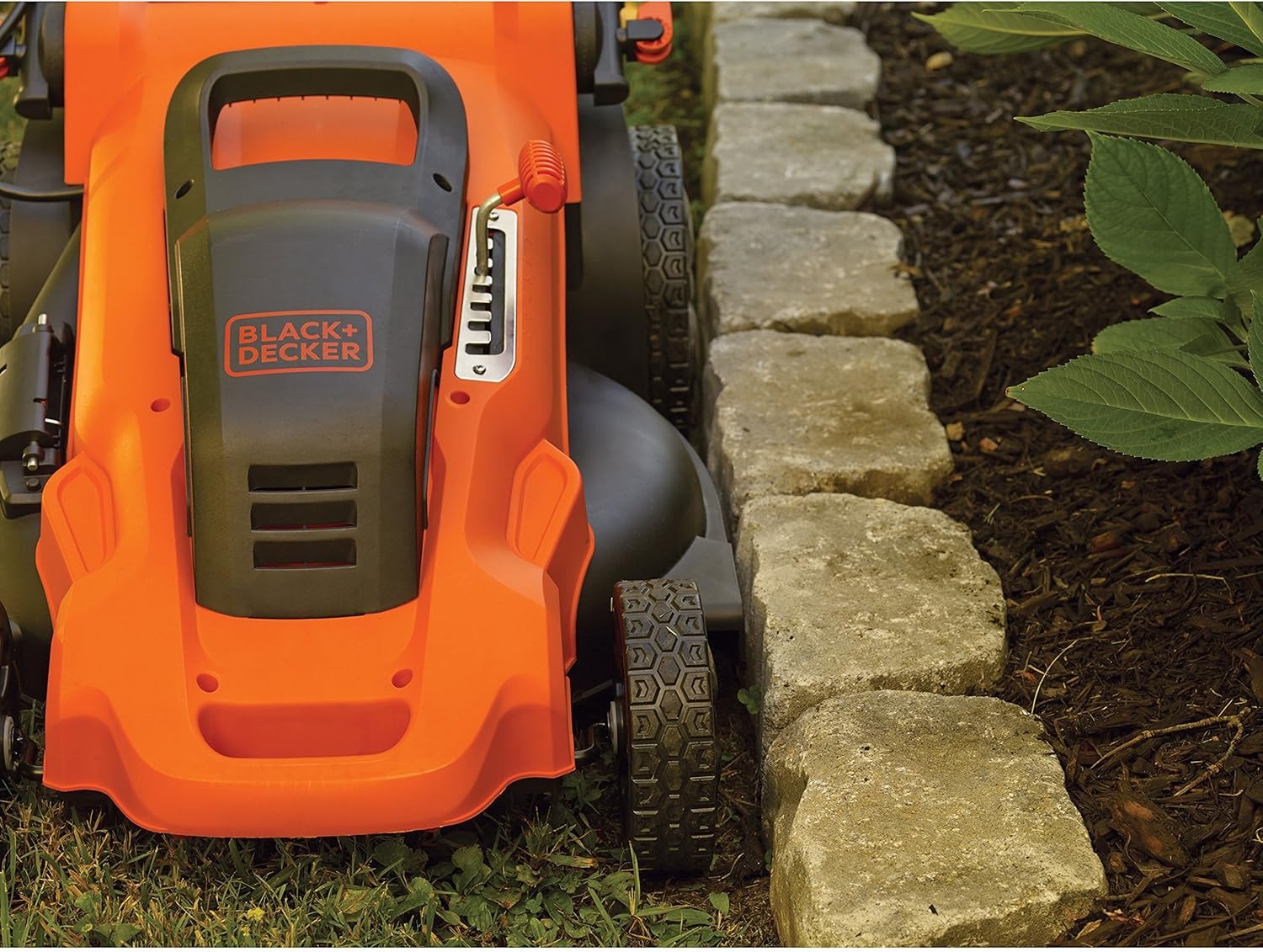 BLACK+DECKER, Attrezzature da giardino - Tosaerba elettrico 2000 W, sbraccio 48 cm. LM2000-QS