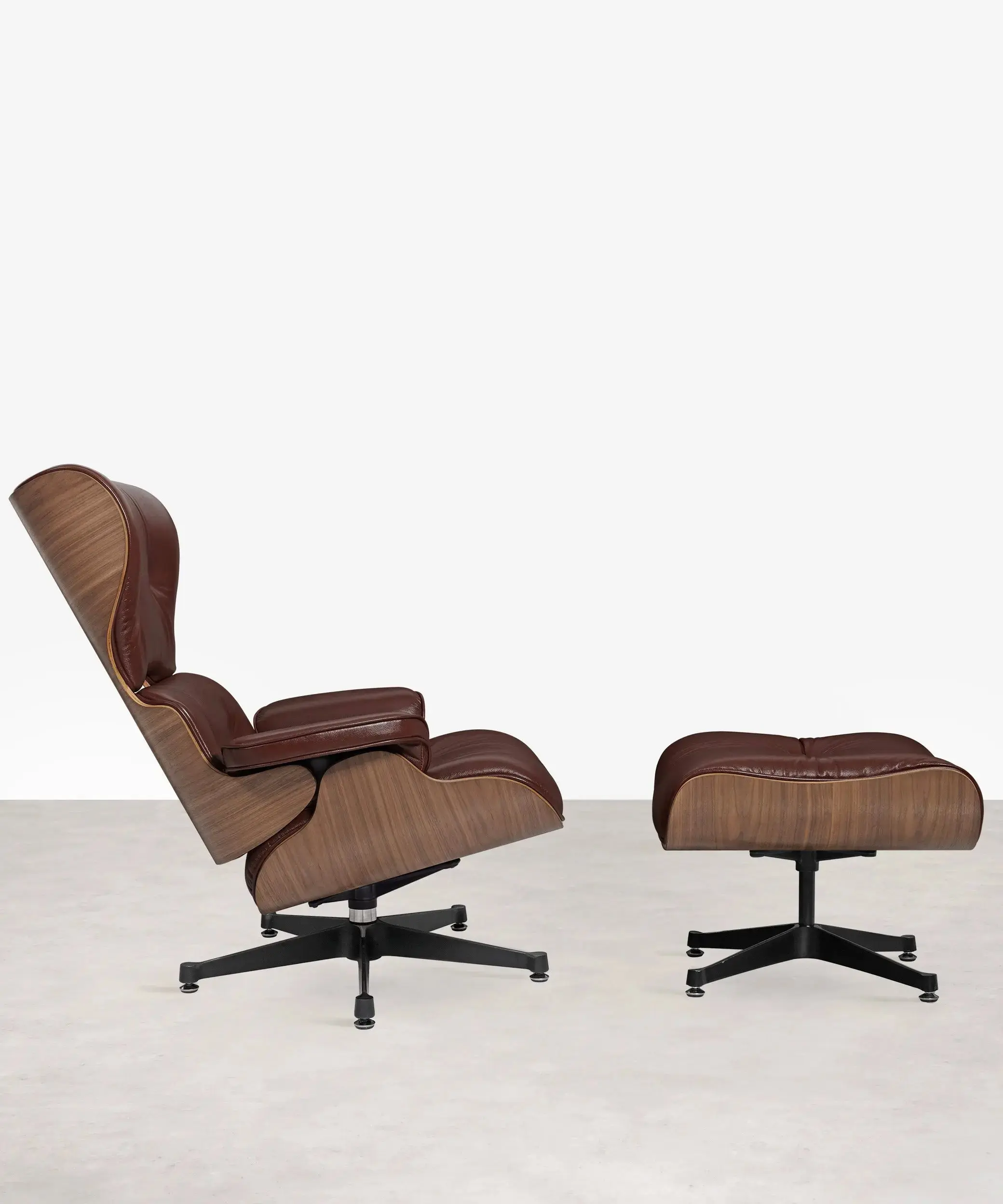 Sillón en Madera Tapizado en Piel con Reposapiés Magnum