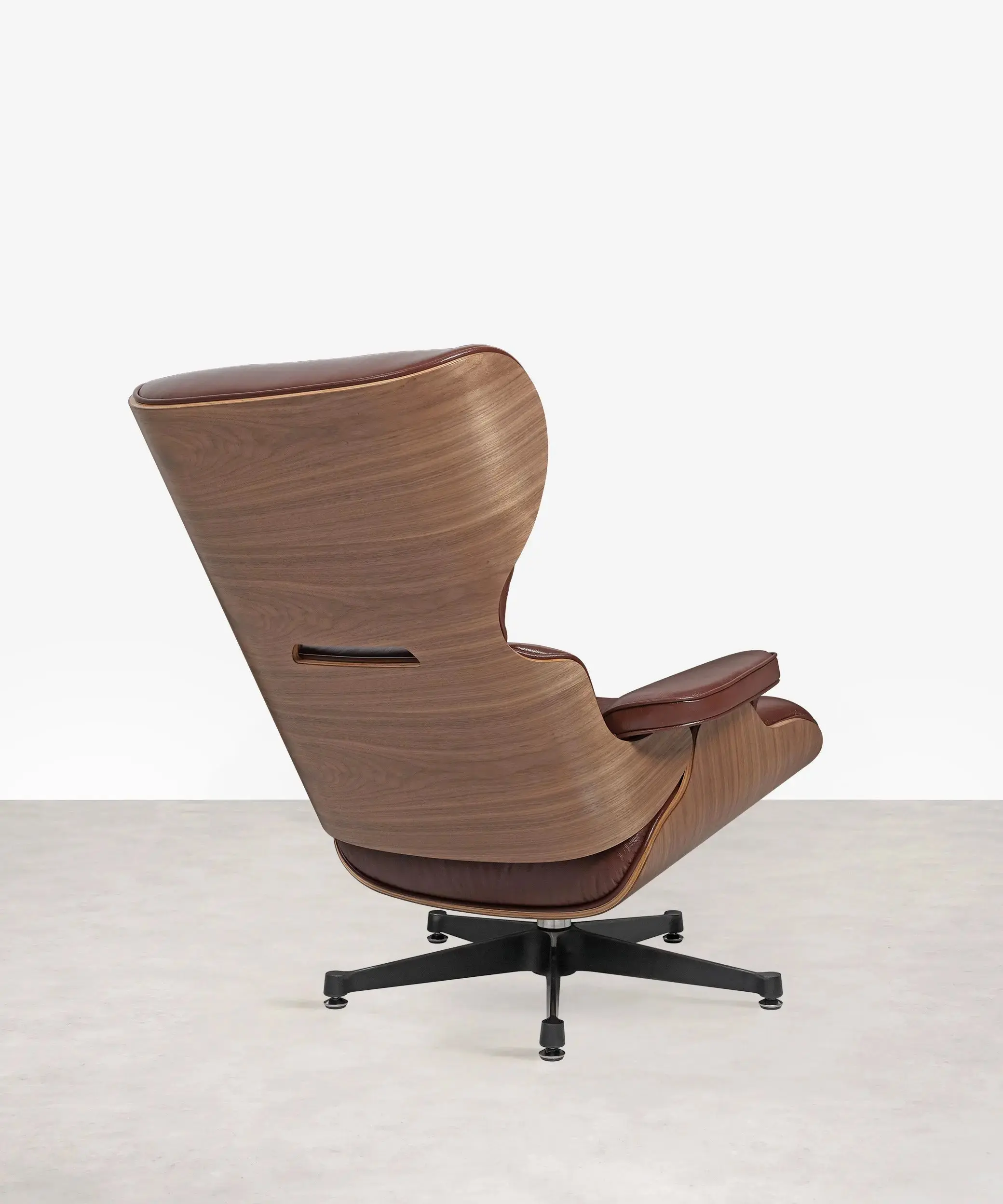 Sillón en Madera Tapizado en Piel con Reposapiés Magnum