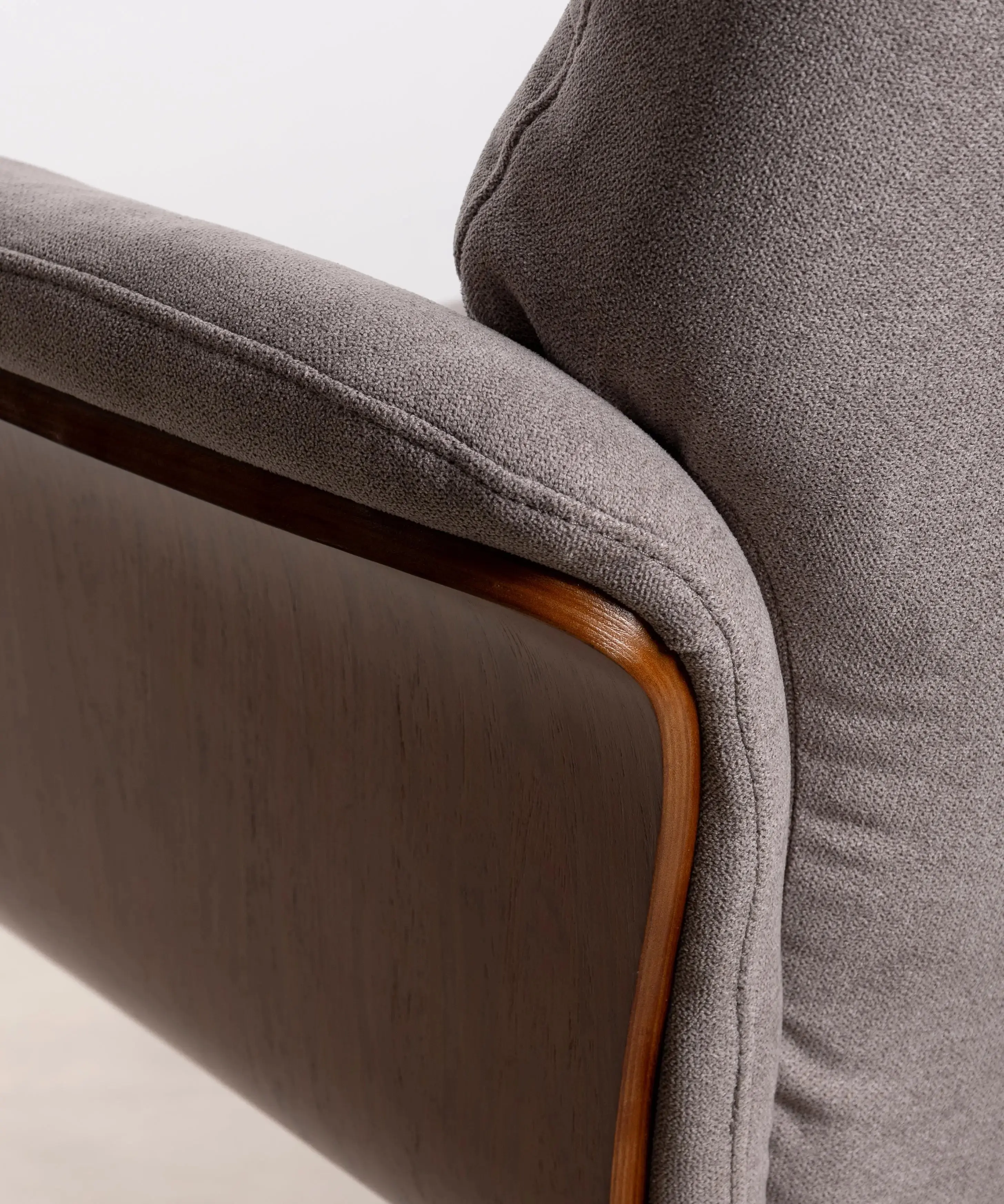 Sillón Reclinable en Madera y Tapizado con Reposapiés Osaka