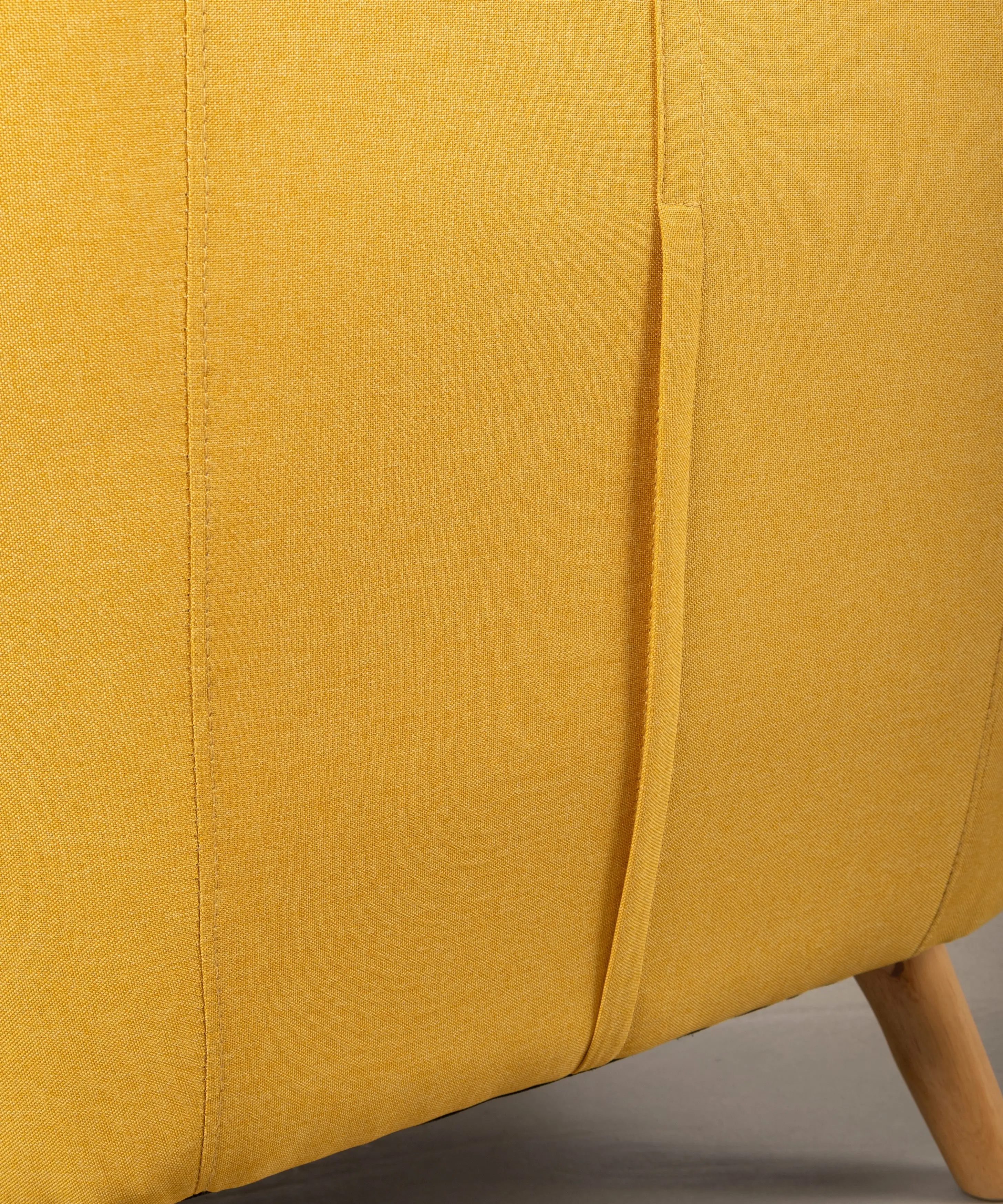 Sillón en Poliéster y Lino con Madera Skandic