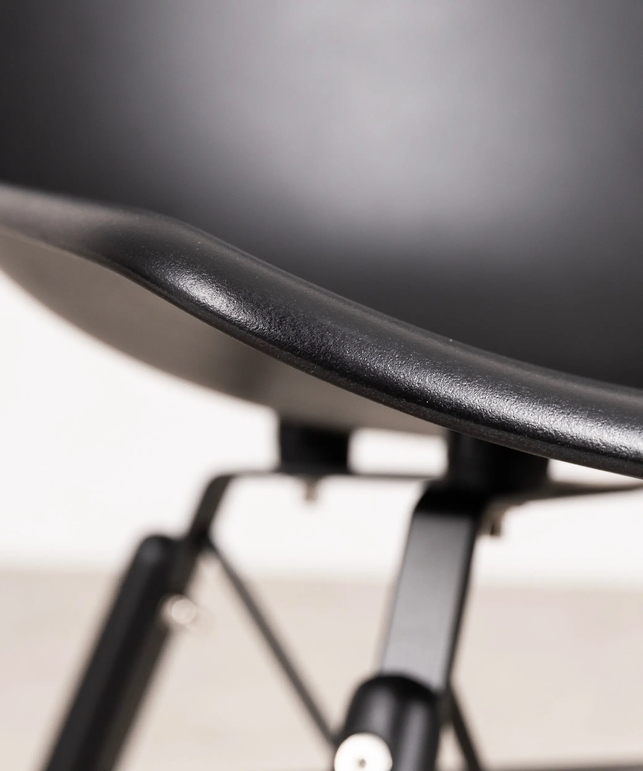 Silla de Polipropileno y Madera Elon