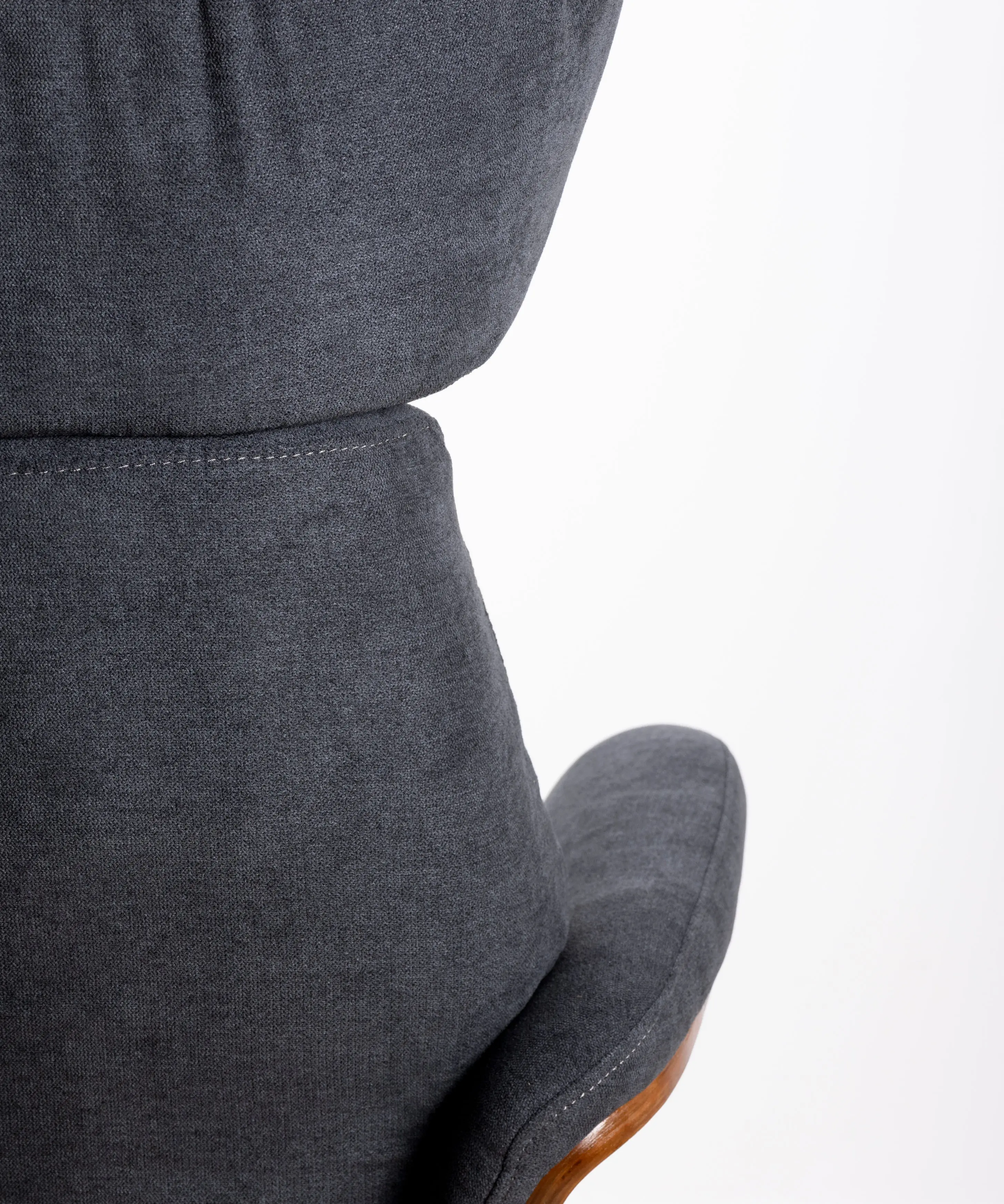 Sillón Reclinable en Madera y Tapizado con Reposapiés Osaka