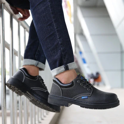 Buty robocze m?skie - model z materia?em ochronnym i wewn?trzn? wk?adk?