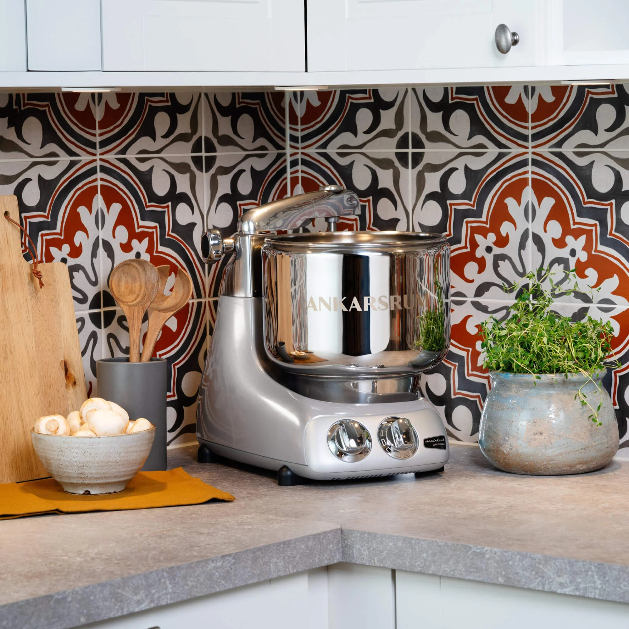 2025 Ankarsrum Assistent Original 6230 – robot de cocina versátil con diseño retro, bol de acero inoxidable 7L, motor de 1500W, accesorios completos, fabricación artesanal sueca, garantía de 7 años