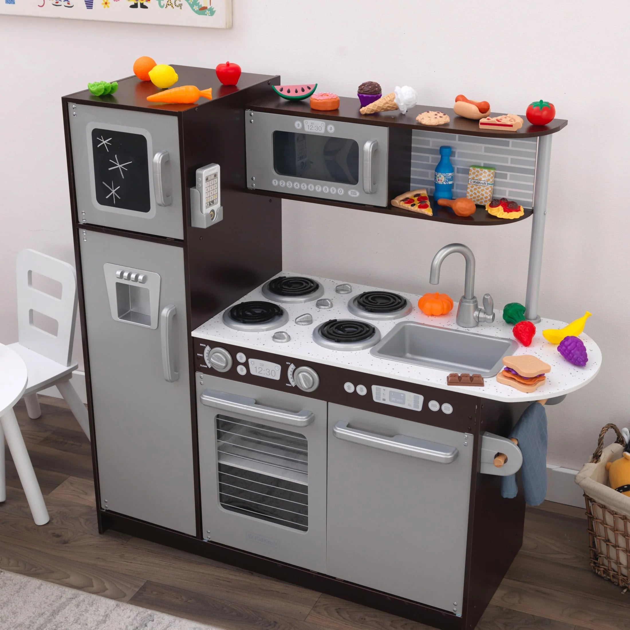 Cocina de Juego KidKraft Uptown Espresso de Madera con 30 Piezas de Alimentos de Juguete