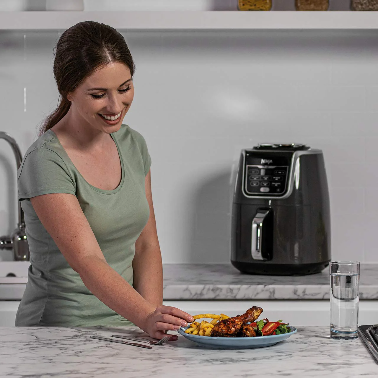 2025 Ninja AF160UK Maxi freidora de aire 5,2 L, 6 en 1, sin aceite, funciones Air Fry, Max Crisp, asar, hornear, recalentar, deshidratar, formato familiar, digital, cocción directa de alimentos congelados, recubrimiento antiadherente